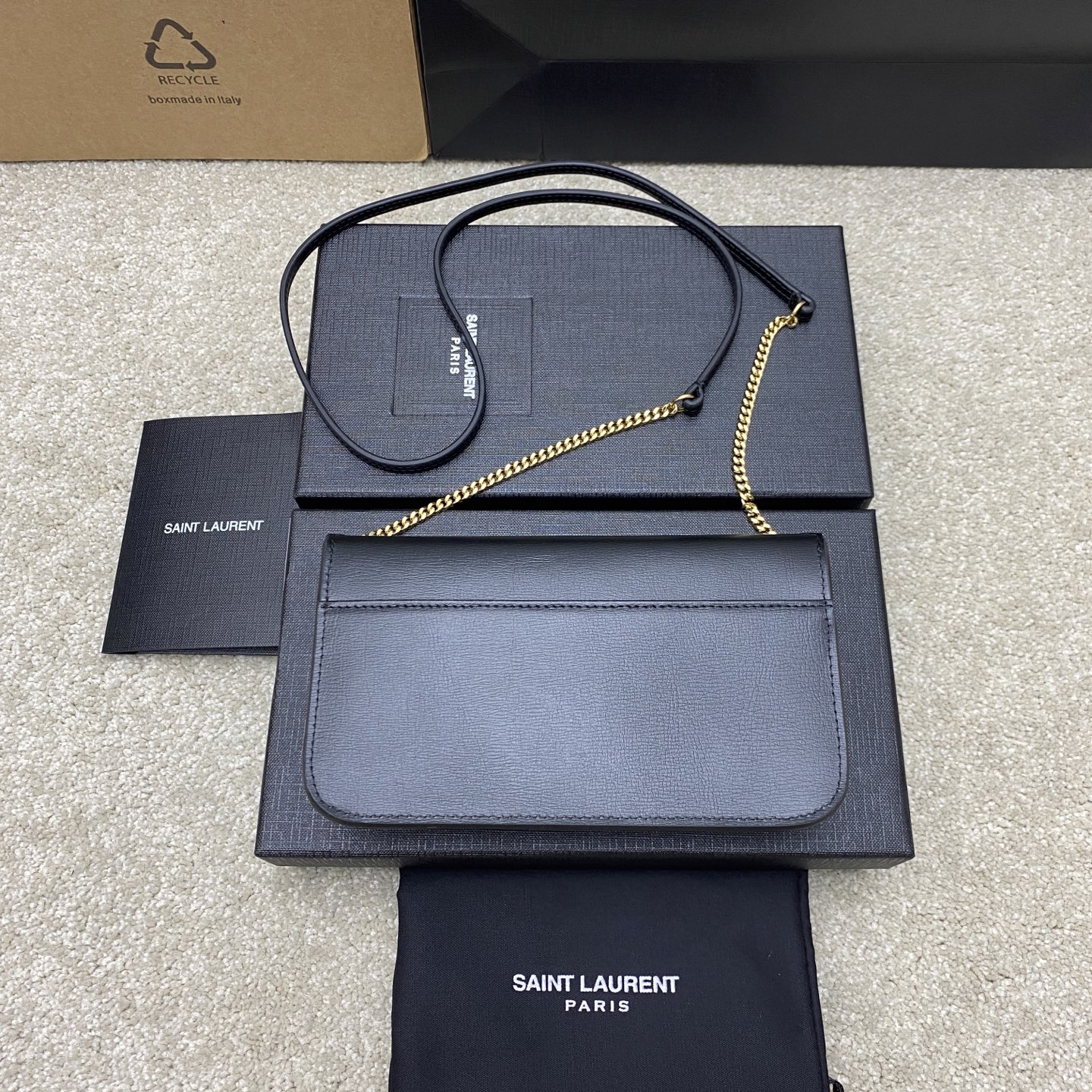 p580。  黑牙签纹/金
🌈MONOGRAM Phone Holder迷你款小包_
对于现在超级流行的小包风潮，这款绝对值得你入手的！颜值与实用性并存，iPhone plus可纳入，无论男生女生出门只要一个手机便可走天下！
如今小包当道，摆脱大钱包直接换上一个小巧精致的链条包就妥妥当当啦😍
型号：635095【原厂皮】
尺寸：18x11x2cm

