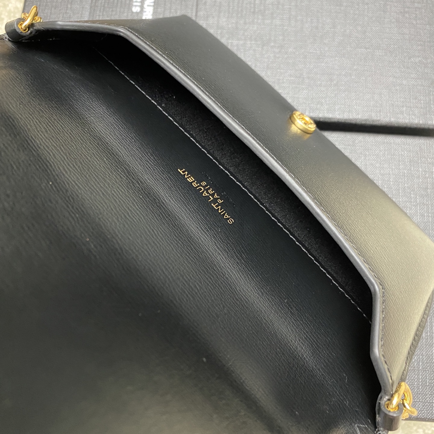 p580。  黑牙签纹/金
🌈MONOGRAM Phone Holder迷你款小包_
对于现在超级流行的小包风潮，这款绝对值得你入手的！颜值与实用性并存，iPhone plus可纳入，无论男生女生出门只要一个手机便可走天下！
如今小包当道，摆脱大钱包直接换上一个小巧精致的链条包就妥妥当当啦😍
型号：635095【原厂皮】
尺寸：18x11x2cm
