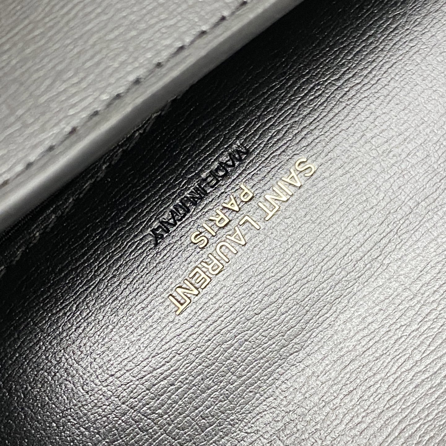 p580。  黑牙签纹/金
🌈MONOGRAM Phone Holder迷你款小包_
对于现在超级流行的小包风潮，这款绝对值得你入手的！颜值与实用性并存，iPhone plus可纳入，无论男生女生出门只要一个手机便可走天下！
如今小包当道，摆脱大钱包直接换上一个小巧精致的链条包就妥妥当当啦😍
型号：635095【原厂皮】
尺寸：18x11x2cm
