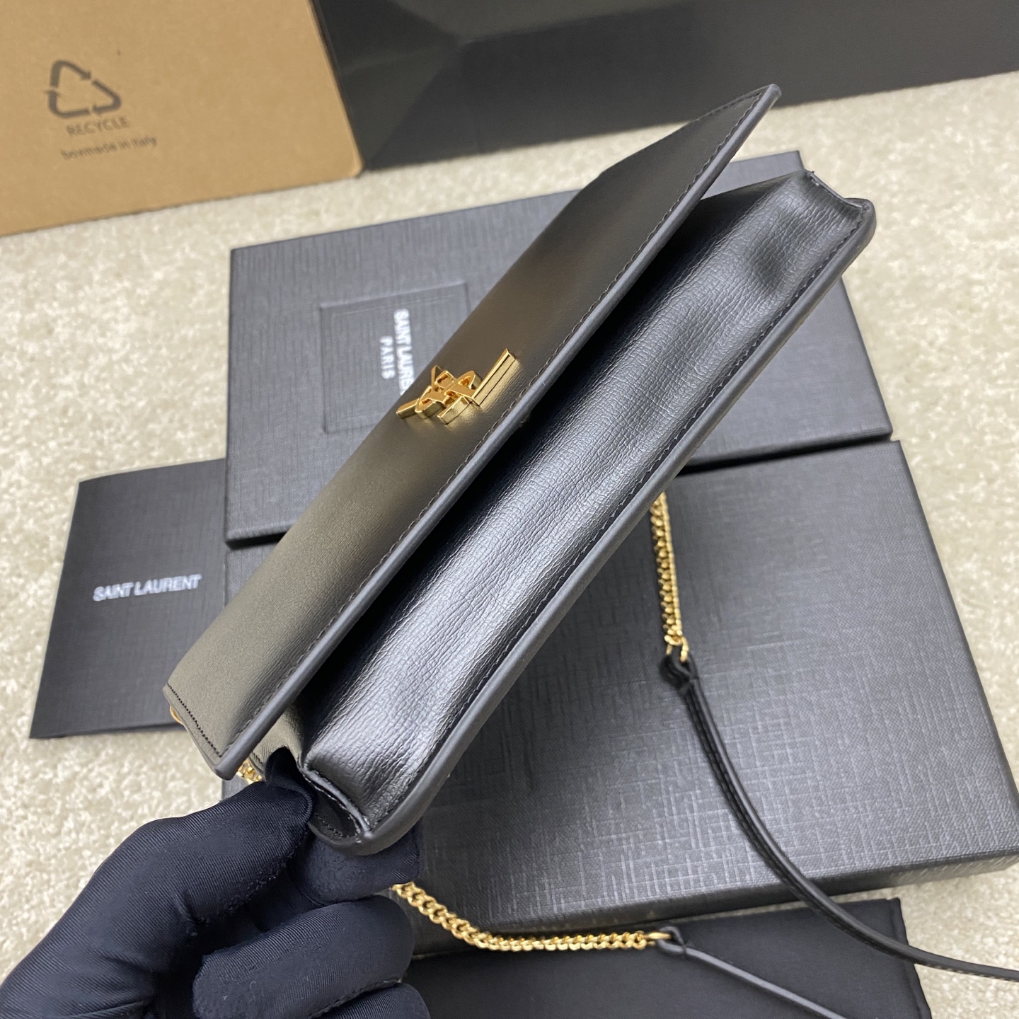 p580。  黑牙签纹/金
🌈MONOGRAM Phone Holder迷你款小包_
对于现在超级流行的小包风潮，这款绝对值得你入手的！颜值与实用性并存，iPhone plus可纳入，无论男生女生出门只要一个手机便可走天下！
如今小包当道，摆脱大钱包直接换上一个小巧精致的链条包就妥妥当当啦😍
型号：635095【原厂皮】
尺寸：18x11x2cm
