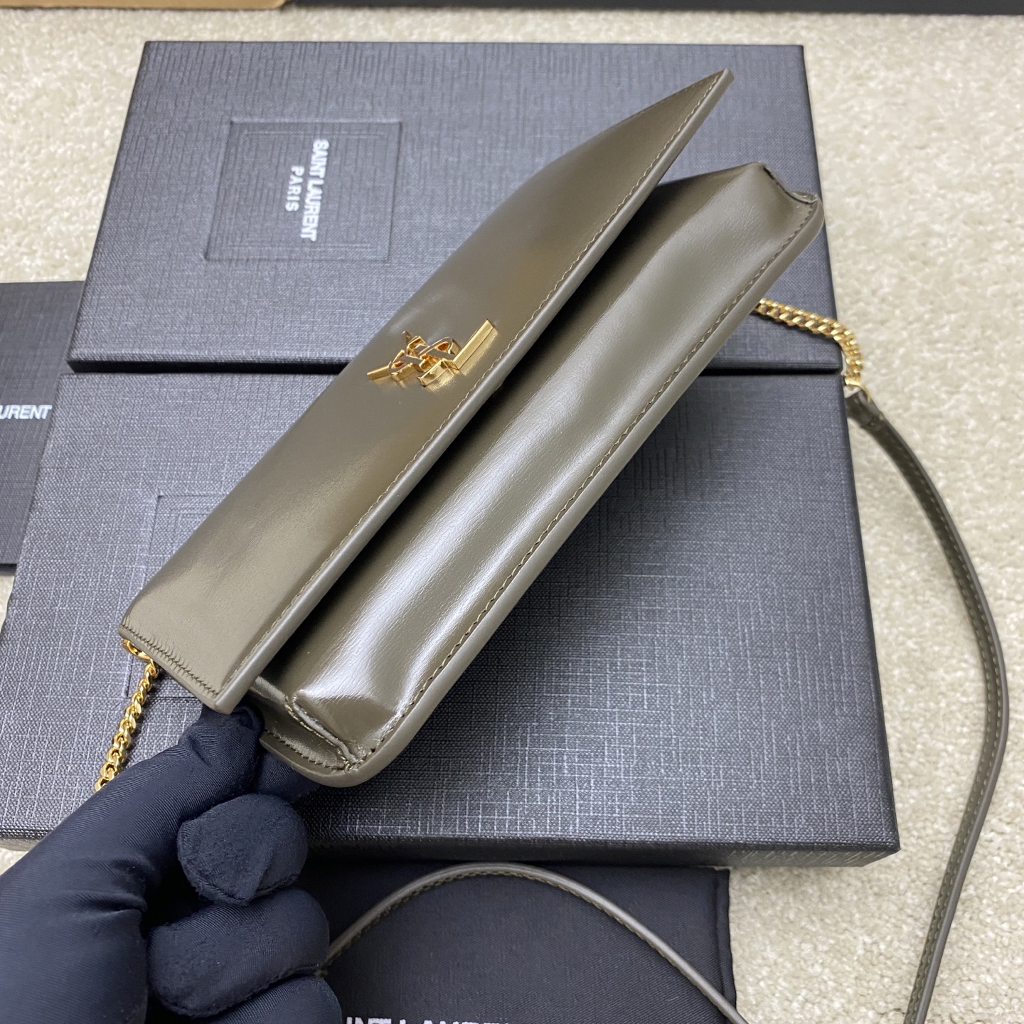 p580。 绿牙签纹/金
🌈MONOGRAM Phone Holder迷你款小包_
对于现在超级流行的小包风潮，这款绝对值得你入手的！颜值与实用性并存，iPhone plus可纳入，无论男生女生出门只要一个手机便可走天下！
如今小包当道，摆脱大钱包直接换上一个小巧精致的链条包就妥妥当当啦😍
型号：635095【原厂皮】
尺寸：18x11x2cm
