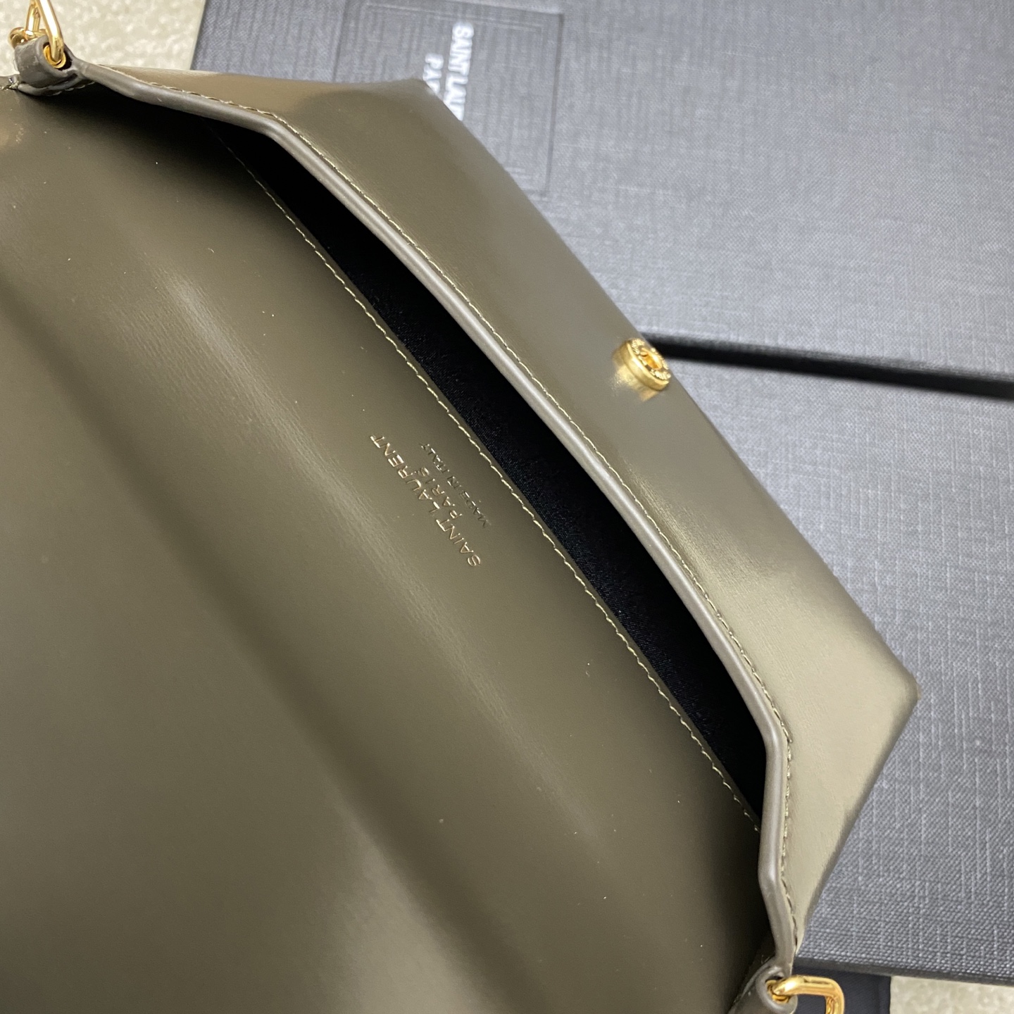 p580。 绿牙签纹/金
🌈MONOGRAM Phone Holder迷你款小包_
对于现在超级流行的小包风潮，这款绝对值得你入手的！颜值与实用性并存，iPhone plus可纳入，无论男生女生出门只要一个手机便可走天下！
如今小包当道，摆脱大钱包直接换上一个小巧精致的链条包就妥妥当当啦😍
型号：635095【原厂皮】
尺寸：18x11x2cm
