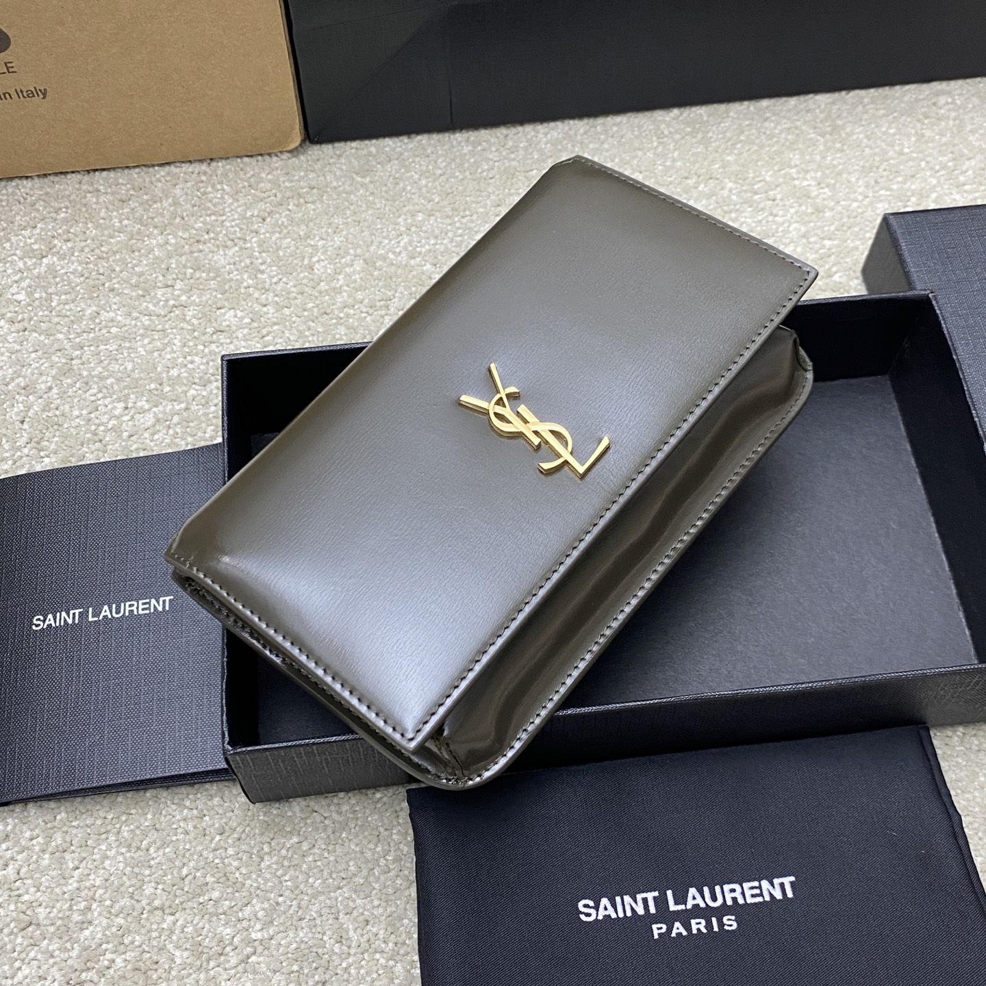 p580。 绿牙签纹/金
🌈MONOGRAM Phone Holder迷你款小包_
对于现在超级流行的小包风潮，这款绝对值得你入手的！颜值与实用性并存，iPhone plus可纳入，无论男生女生出门只要一个手机便可走天下！
如今小包当道，摆脱大钱包直接换上一个小巧精致的链条包就妥妥当当啦😍
型号：635095【原厂皮】
尺寸：18x11x2cm
