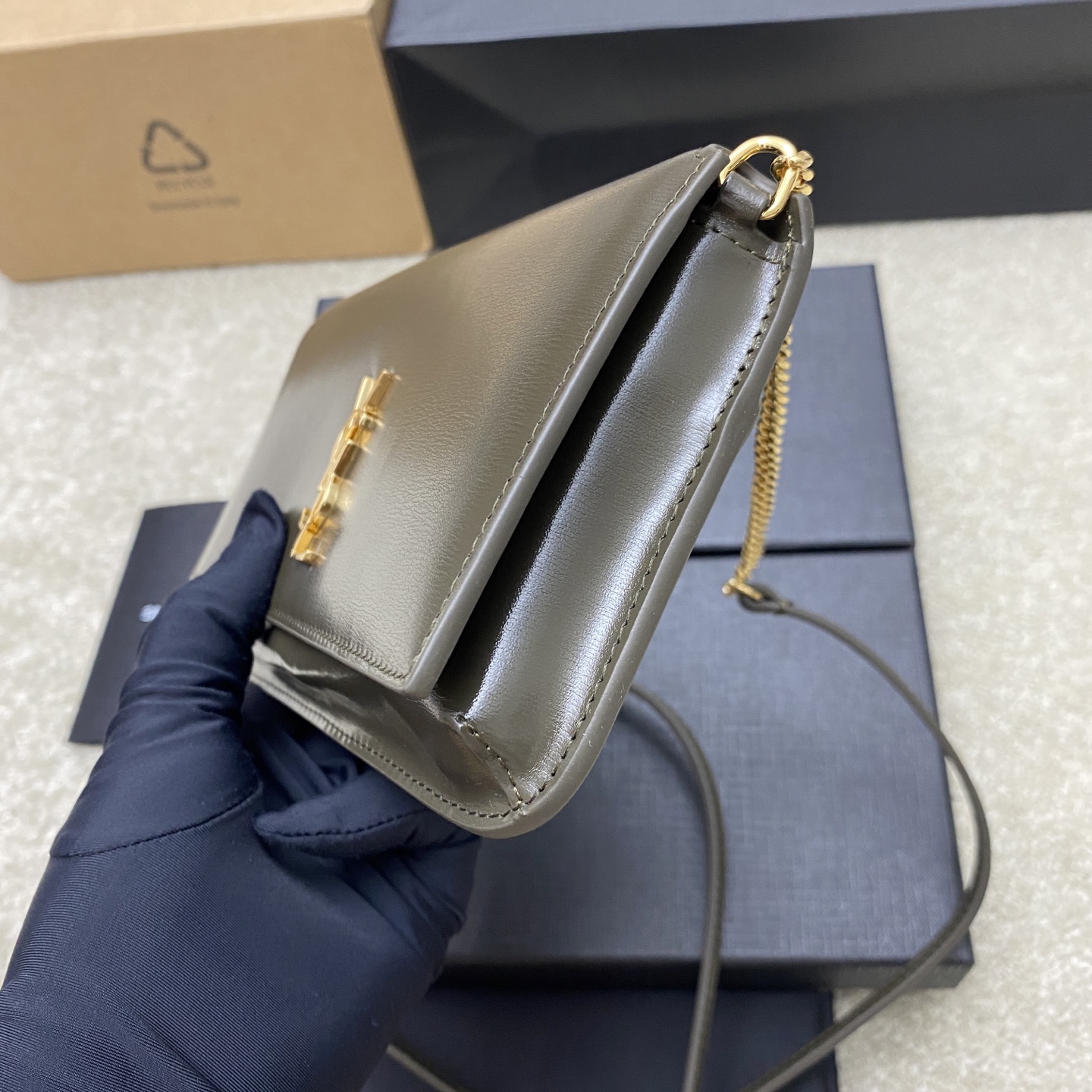 p580。 绿牙签纹/金
🌈MONOGRAM Phone Holder迷你款小包_
对于现在超级流行的小包风潮，这款绝对值得你入手的！颜值与实用性并存，iPhone plus可纳入，无论男生女生出门只要一个手机便可走天下！
如今小包当道，摆脱大钱包直接换上一个小巧精致的链条包就妥妥当当啦😍
型号：635095【原厂皮】
尺寸：18x11x2cm
