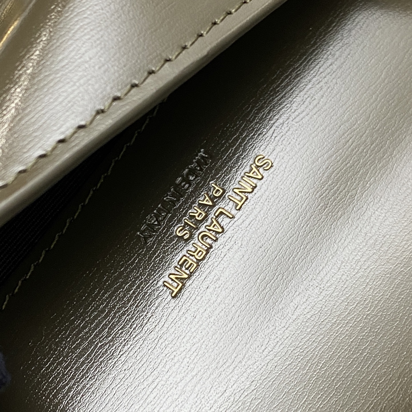 p580。 绿牙签纹/金
🌈MONOGRAM Phone Holder迷你款小包_
对于现在超级流行的小包风潮，这款绝对值得你入手的！颜值与实用性并存，iPhone plus可纳入，无论男生女生出门只要一个手机便可走天下！
如今小包当道，摆脱大钱包直接换上一个小巧精致的链条包就妥妥当当啦😍
型号：635095【原厂皮】
尺寸：18x11x2cm

