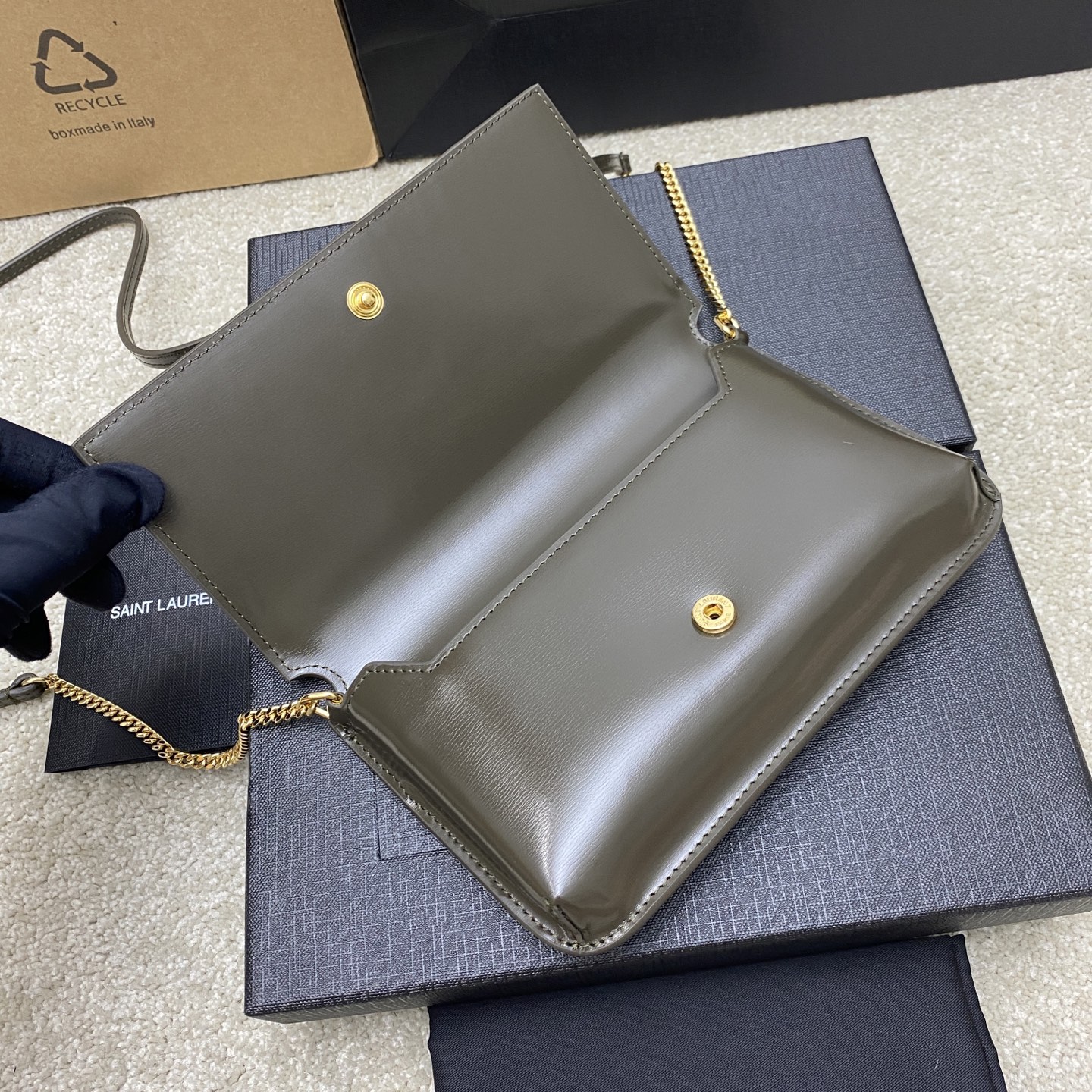 p580。 绿牙签纹/金
🌈MONOGRAM Phone Holder迷你款小包_
对于现在超级流行的小包风潮，这款绝对值得你入手的！颜值与实用性并存，iPhone plus可纳入，无论男生女生出门只要一个手机便可走天下！
如今小包当道，摆脱大钱包直接换上一个小巧精致的链条包就妥妥当当啦😍
型号：635095【原厂皮】
尺寸：18x11x2cm
