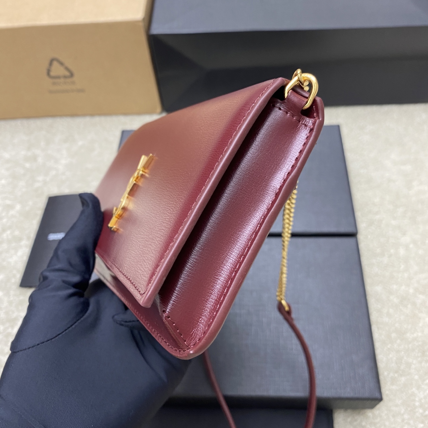 p580。  枣红牙签纹/金
🌈MONOGRAM Phone Holder迷你款小包_
对于现在超级流行的小包风潮，这款绝对值得你入手的！颜值与实用性并存，iPhone plus可纳入，无论男生女生出门只要一个手机便可走天下！
如今小包当道，摆脱大钱包直接换上一个小巧精致的链条包就妥妥当当啦😍
型号：635095【原厂皮】
尺寸：18x11x2cm
