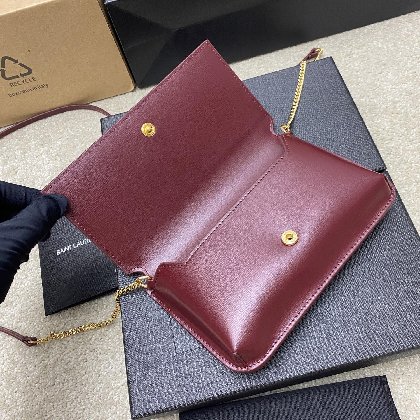 p580。  枣红牙签纹/金
🌈MONOGRAM Phone Holder迷你款小包_
对于现在超级流行的小包风潮，这款绝对值得你入手的！颜值与实用性并存，iPhone plus可纳入，无论男生女生出门只要一个手机便可走天下！
如今小包当道，摆脱大钱包直接换上一个小巧精致的链条包就妥妥当当啦😍
型号：635095【原厂皮】
尺寸：18x11x2cm
