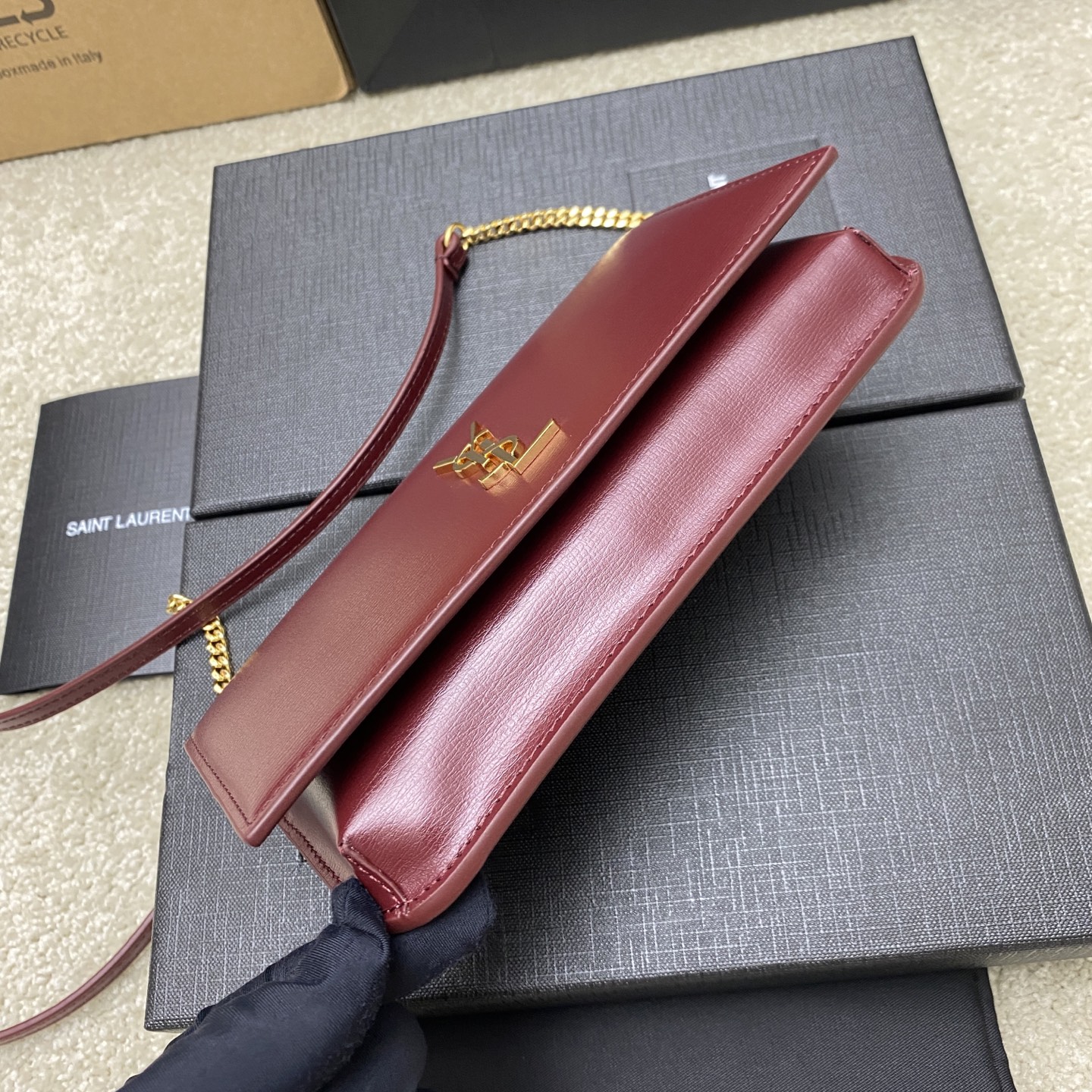p580。  枣红牙签纹/金
🌈MONOGRAM Phone Holder迷你款小包_
对于现在超级流行的小包风潮，这款绝对值得你入手的！颜值与实用性并存，iPhone plus可纳入，无论男生女生出门只要一个手机便可走天下！
如今小包当道，摆脱大钱包直接换上一个小巧精致的链条包就妥妥当当啦😍
型号：635095【原厂皮】
尺寸：18x11x2cm
