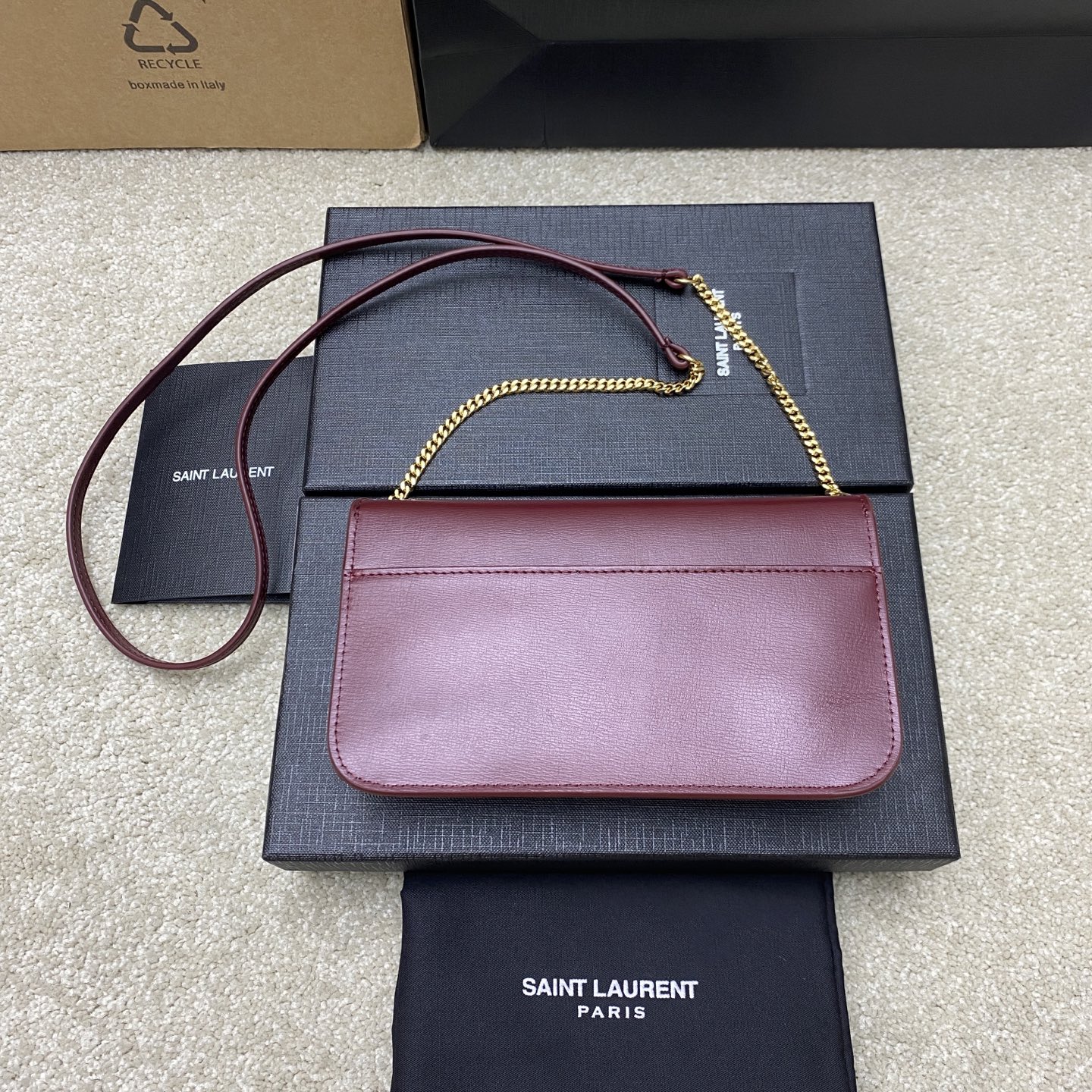 p580。  枣红牙签纹/金
🌈MONOGRAM Phone Holder迷你款小包_
对于现在超级流行的小包风潮，这款绝对值得你入手的！颜值与实用性并存，iPhone plus可纳入，无论男生女生出门只要一个手机便可走天下！
如今小包当道，摆脱大钱包直接换上一个小巧精致的链条包就妥妥当当啦😍
型号：635095【原厂皮】
尺寸：18x11x2cm
