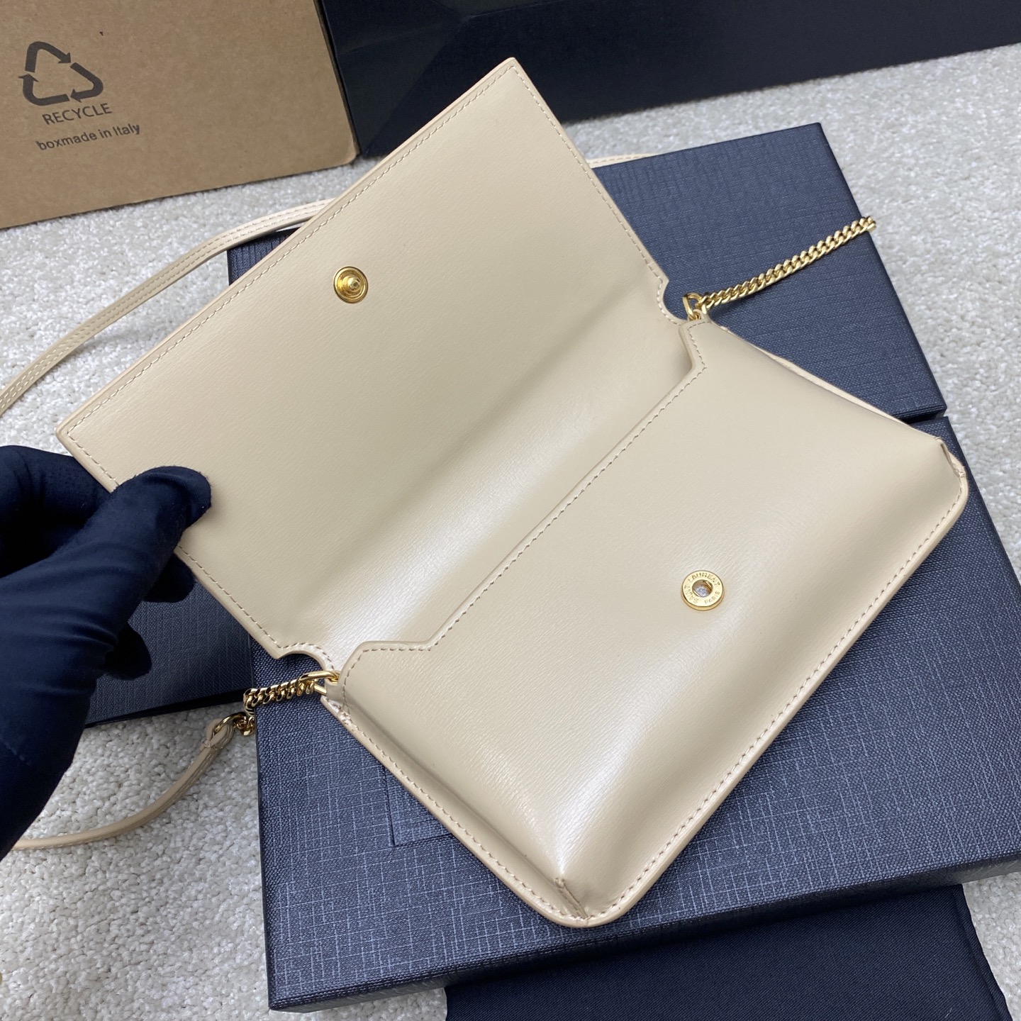 p580。  杏牙签纹/金
🌈MONOGRAM Phone Holder迷你款小包_
对于现在超级流行的小包风潮，这款绝对值得你入手的！颜值与实用性并存，iPhone plus可纳入，无论男生女生出门只要一个手机便可走天下！
如今小包当道，摆脱大钱包直接换上一个小巧精致的链条包就妥妥当当啦😍
型号：635095【原厂皮】
尺寸：18x11x2cm
