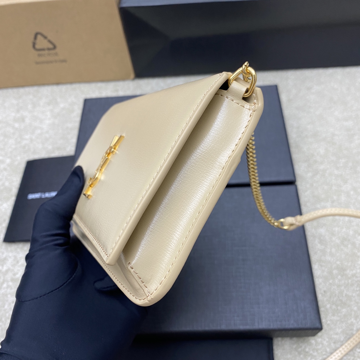 p580。  杏牙签纹/金
🌈MONOGRAM Phone Holder迷你款小包_
对于现在超级流行的小包风潮，这款绝对值得你入手的！颜值与实用性并存，iPhone plus可纳入，无论男生女生出门只要一个手机便可走天下！
如今小包当道，摆脱大钱包直接换上一个小巧精致的链条包就妥妥当当啦😍
型号：635095【原厂皮】
尺寸：18x11x2cm
