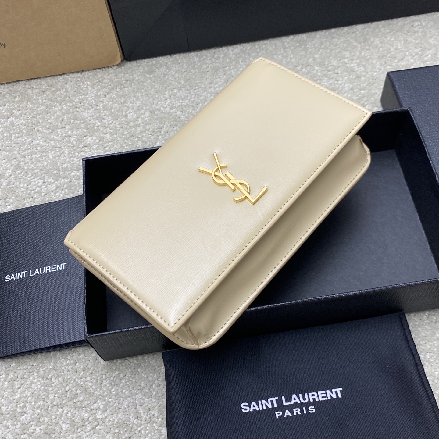 p580。  杏牙签纹/金
🌈MONOGRAM Phone Holder迷你款小包_
对于现在超级流行的小包风潮，这款绝对值得你入手的！颜值与实用性并存，iPhone plus可纳入，无论男生女生出门只要一个手机便可走天下！
如今小包当道，摆脱大钱包直接换上一个小巧精致的链条包就妥妥当当啦😍
型号：635095【原厂皮】
尺寸：18x11x2cm
