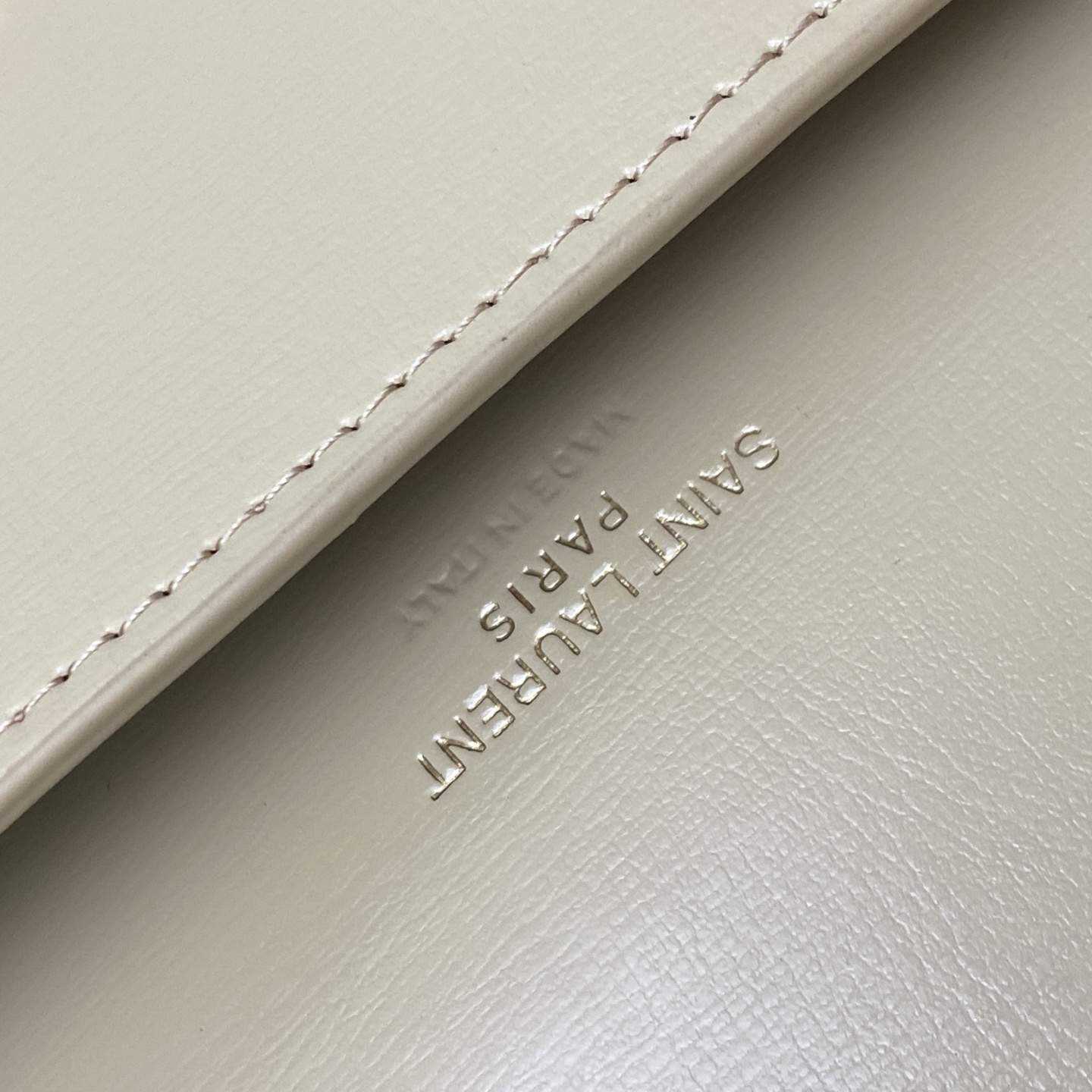 p580。  杏牙签纹/金
🌈MONOGRAM Phone Holder迷你款小包_
对于现在超级流行的小包风潮，这款绝对值得你入手的！颜值与实用性并存，iPhone plus可纳入，无论男生女生出门只要一个手机便可走天下！
如今小包当道，摆脱大钱包直接换上一个小巧精致的链条包就妥妥当当啦😍
型号：635095【原厂皮】
尺寸：18x11x2cm
