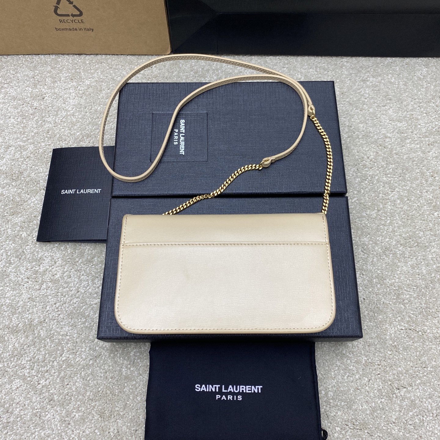 p580。  杏牙签纹/金
🌈MONOGRAM Phone Holder迷你款小包_
对于现在超级流行的小包风潮，这款绝对值得你入手的！颜值与实用性并存，iPhone plus可纳入，无论男生女生出门只要一个手机便可走天下！
如今小包当道，摆脱大钱包直接换上一个小巧精致的链条包就妥妥当当啦😍
型号：635095【原厂皮】
尺寸：18x11x2cm
