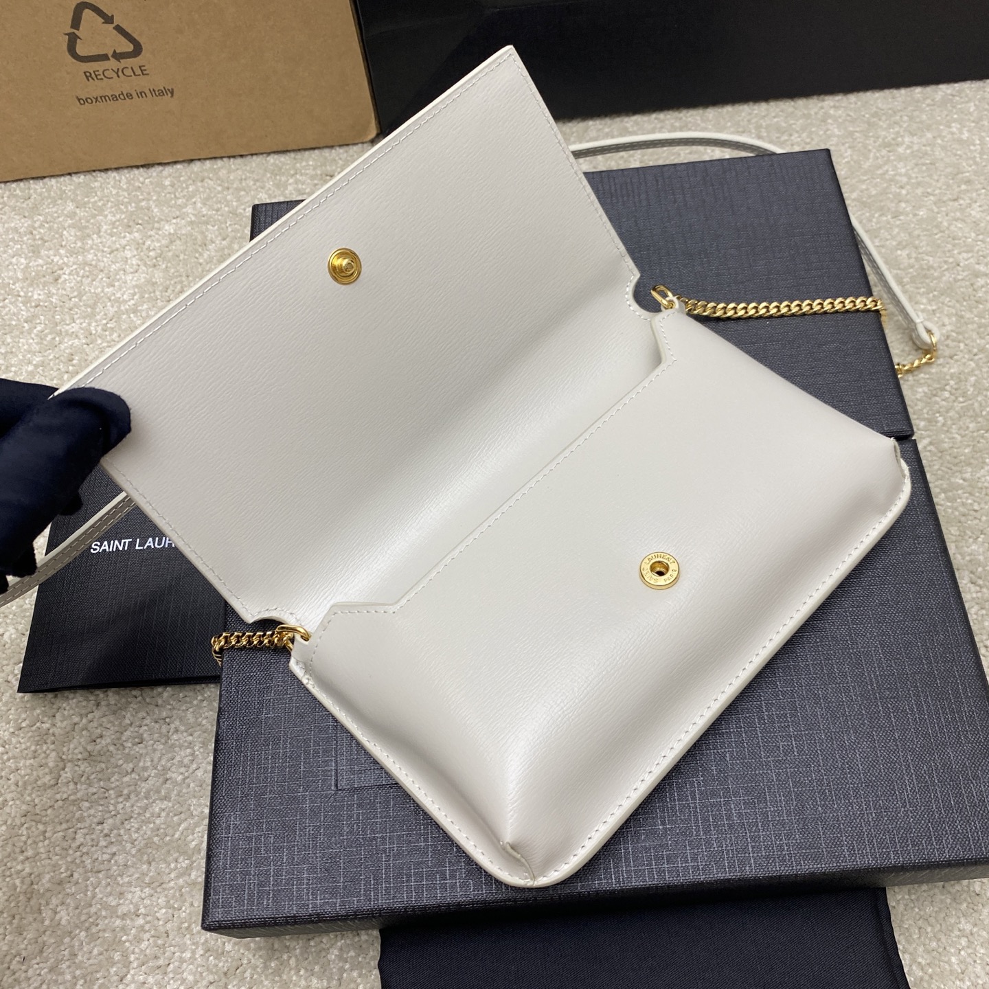 p580。  奶白牙签纹/金
🌈MONOGRAM Phone Holder迷你款小包_
对于现在超级流行的小包风潮，这款绝对值得你入手的！颜值与实用性并存，iPhone plus可纳入，无论男生女生出门只要一个手机便可走天下！
如今小包当道，摆脱大钱包直接换上一个小巧精致的链条包就妥妥当当啦😍
型号：635095【原厂皮】
尺寸：18x11x2cm
