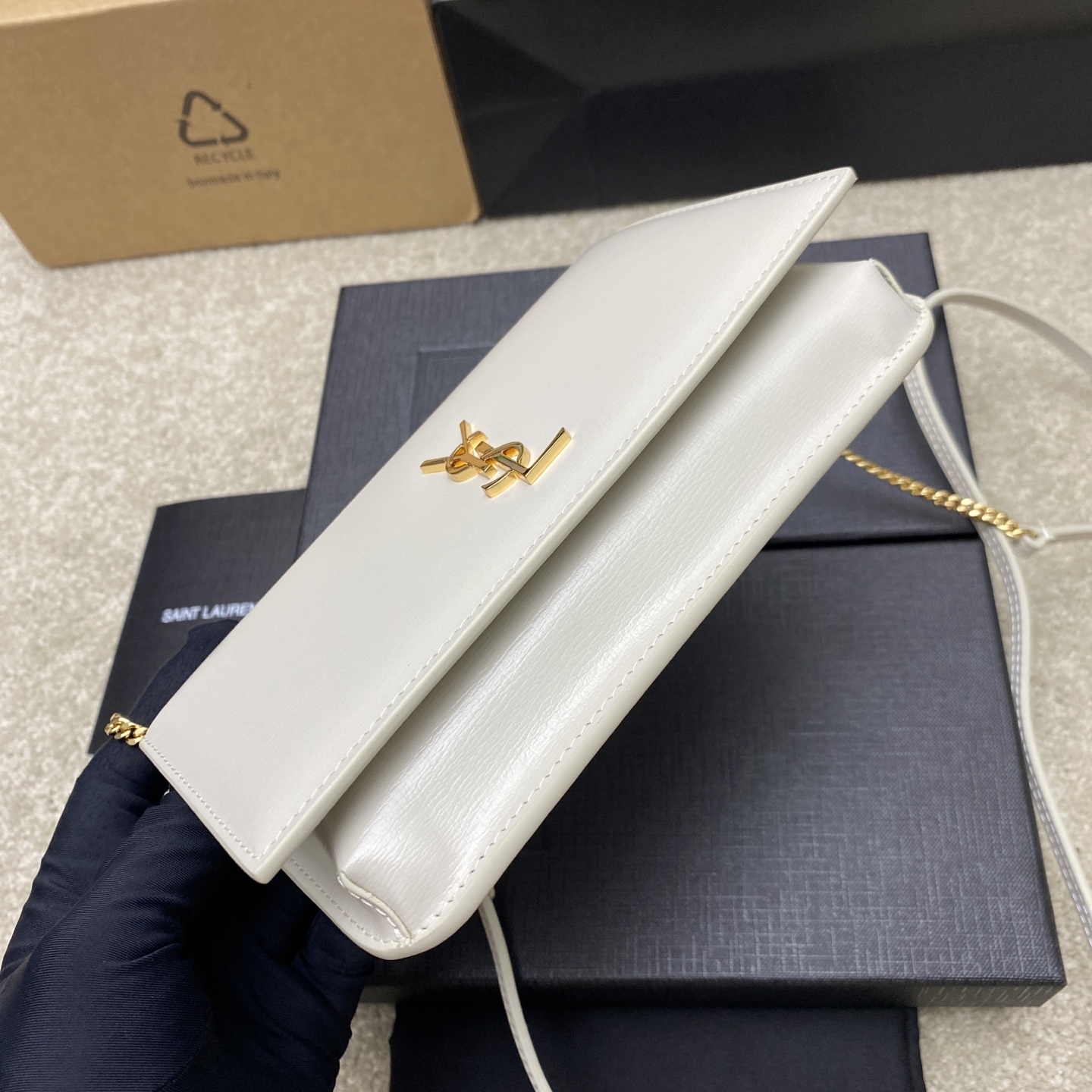 p580。  奶白牙签纹/金
🌈MONOGRAM Phone Holder迷你款小包_
对于现在超级流行的小包风潮，这款绝对值得你入手的！颜值与实用性并存，iPhone plus可纳入，无论男生女生出门只要一个手机便可走天下！
如今小包当道，摆脱大钱包直接换上一个小巧精致的链条包就妥妥当当啦😍
型号：635095【原厂皮】
尺寸：18x11x2cm
