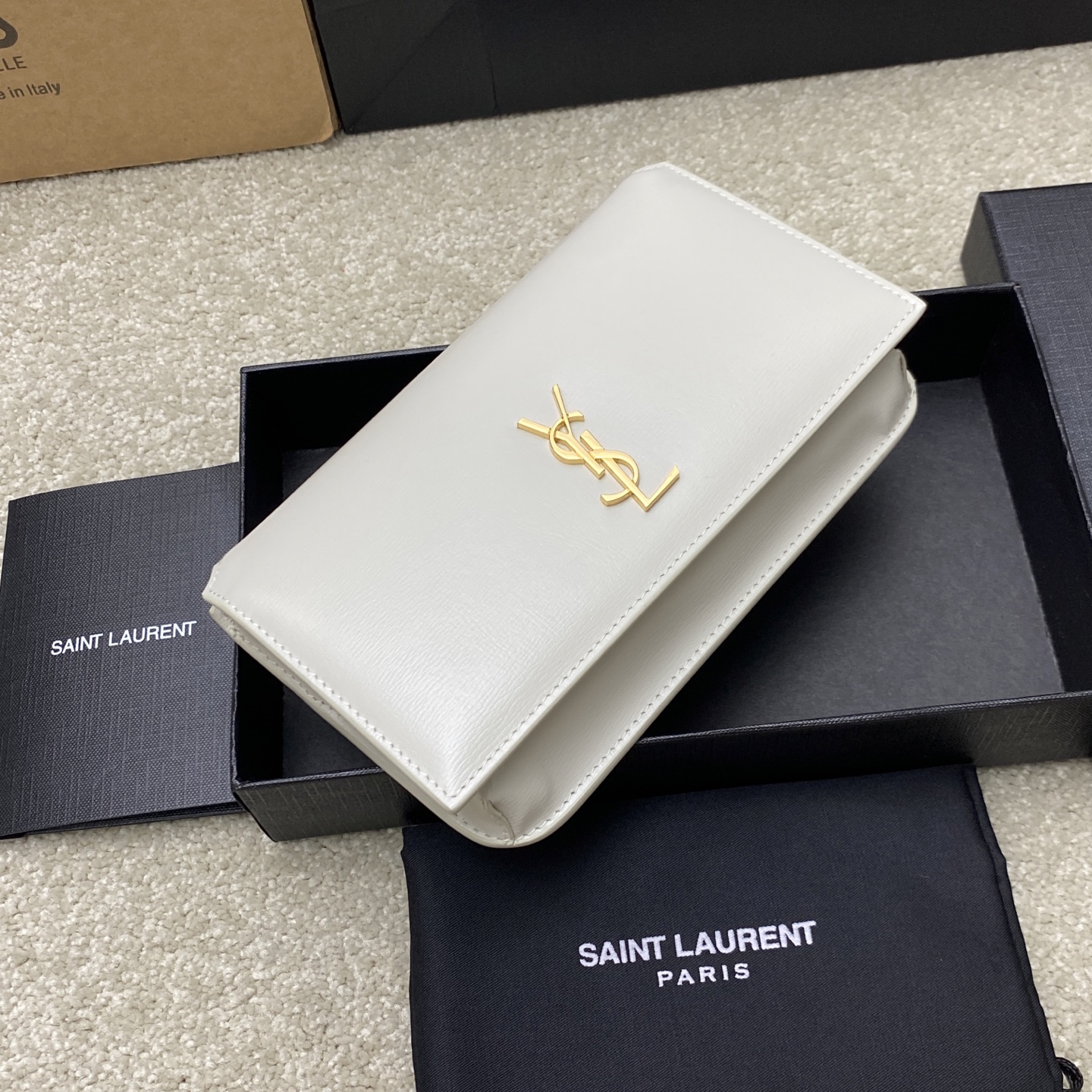 p580。  奶白牙签纹/金
🌈MONOGRAM Phone Holder迷你款小包_
对于现在超级流行的小包风潮，这款绝对值得你入手的！颜值与实用性并存，iPhone plus可纳入，无论男生女生出门只要一个手机便可走天下！
如今小包当道，摆脱大钱包直接换上一个小巧精致的链条包就妥妥当当啦😍
型号：635095【原厂皮】
尺寸：18x11x2cm
