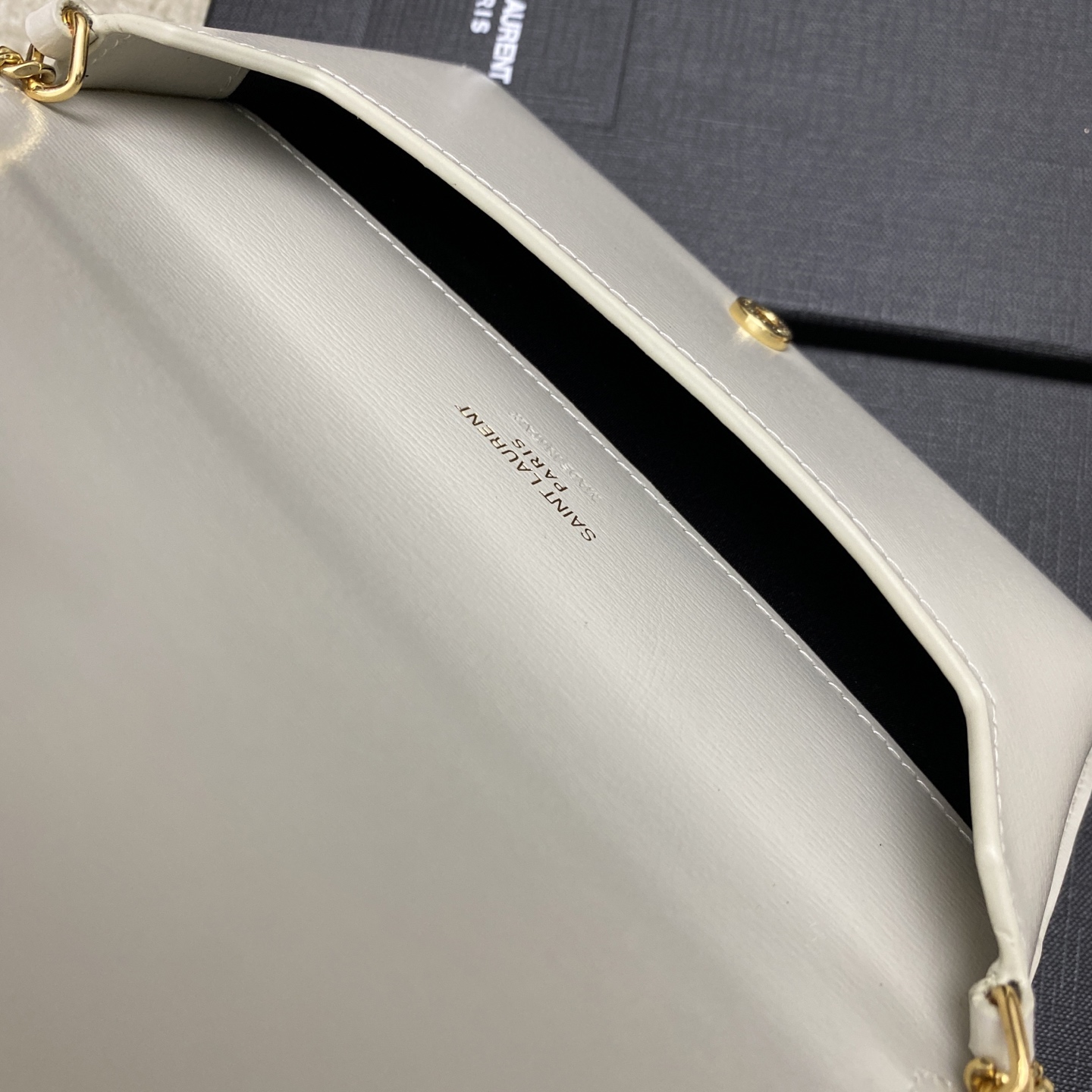 p580。  奶白牙签纹/金
🌈MONOGRAM Phone Holder迷你款小包_
对于现在超级流行的小包风潮，这款绝对值得你入手的！颜值与实用性并存，iPhone plus可纳入，无论男生女生出门只要一个手机便可走天下！
如今小包当道，摆脱大钱包直接换上一个小巧精致的链条包就妥妥当当啦😍
型号：635095【原厂皮】
尺寸：18x11x2cm
