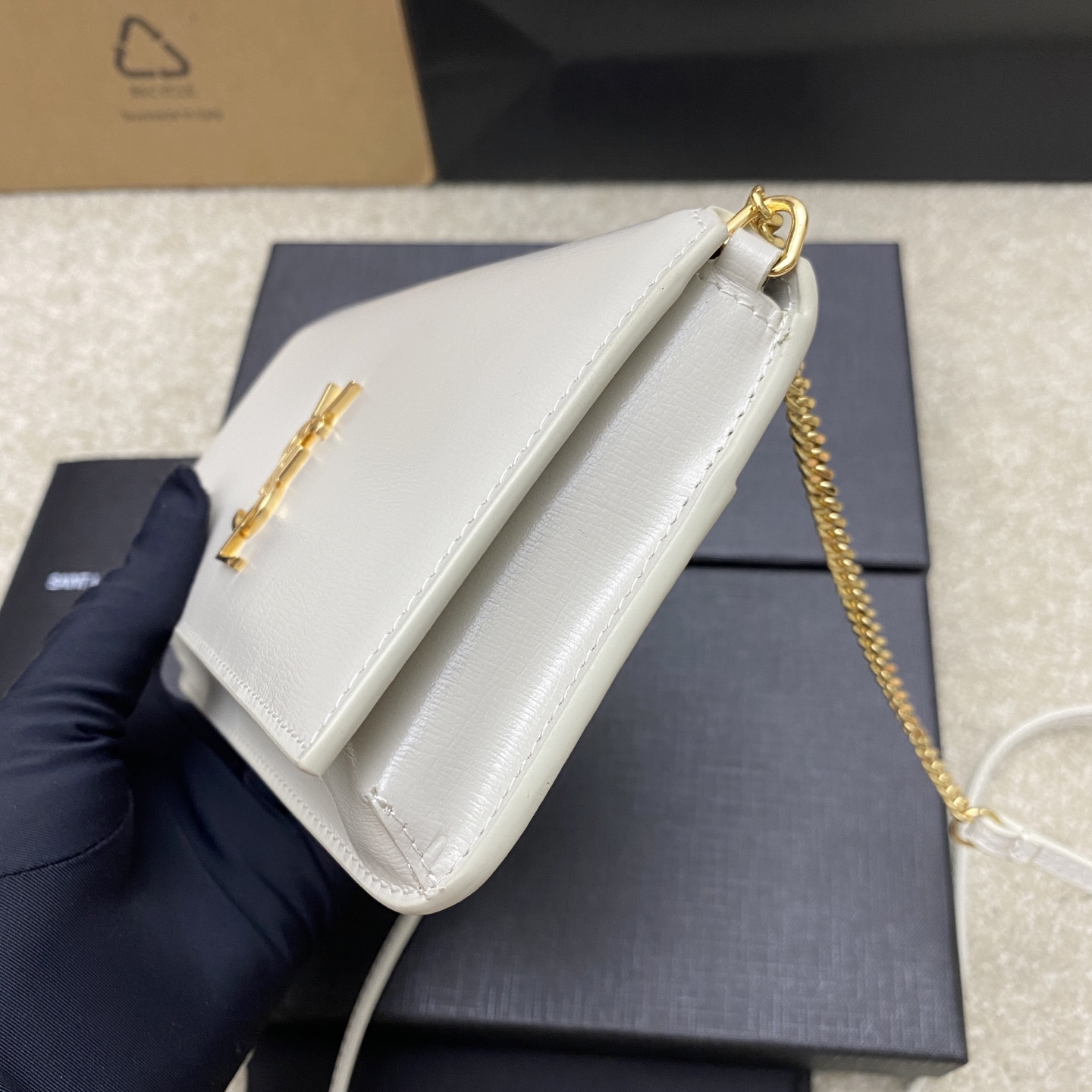 p580。  奶白牙签纹/金
🌈MONOGRAM Phone Holder迷你款小包_
对于现在超级流行的小包风潮，这款绝对值得你入手的！颜值与实用性并存，iPhone plus可纳入，无论男生女生出门只要一个手机便可走天下！
如今小包当道，摆脱大钱包直接换上一个小巧精致的链条包就妥妥当当啦😍
型号：635095【原厂皮】
尺寸：18x11x2cm
