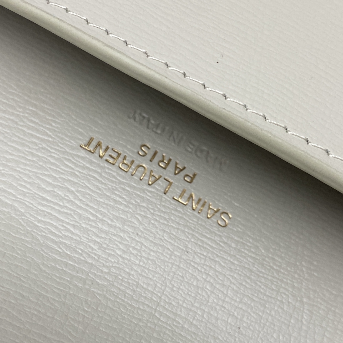 p580。  奶白牙签纹/金
🌈MONOGRAM Phone Holder迷你款小包_
对于现在超级流行的小包风潮，这款绝对值得你入手的！颜值与实用性并存，iPhone plus可纳入，无论男生女生出门只要一个手机便可走天下！
如今小包当道，摆脱大钱包直接换上一个小巧精致的链条包就妥妥当当啦😍
型号：635095【原厂皮】
尺寸：18x11x2cm
