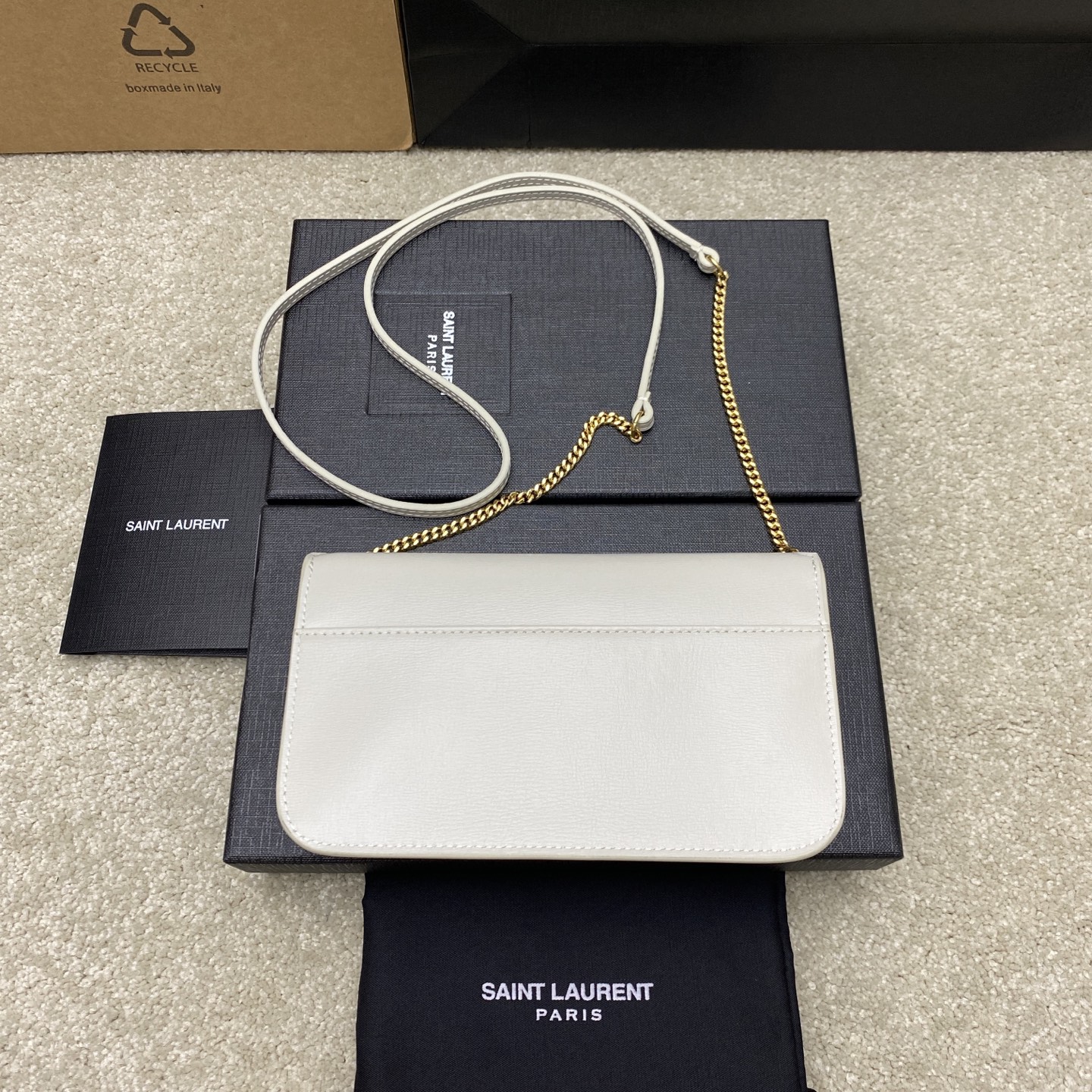 p580。  奶白牙签纹/金
🌈MONOGRAM Phone Holder迷你款小包_
对于现在超级流行的小包风潮，这款绝对值得你入手的！颜值与实用性并存，iPhone plus可纳入，无论男生女生出门只要一个手机便可走天下！
如今小包当道，摆脱大钱包直接换上一个小巧精致的链条包就妥妥当当啦😍
型号：635095【原厂皮】
尺寸：18x11x2cm
