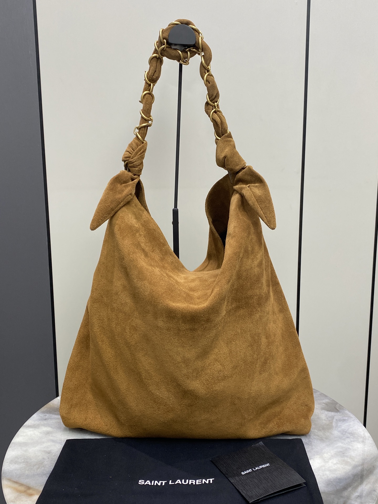 Balenciaga 磨砂棕/金 新款购物袋 焦糖色麂皮包 搭配编织的LE CASSANDRE珠宝链条包裹皮料