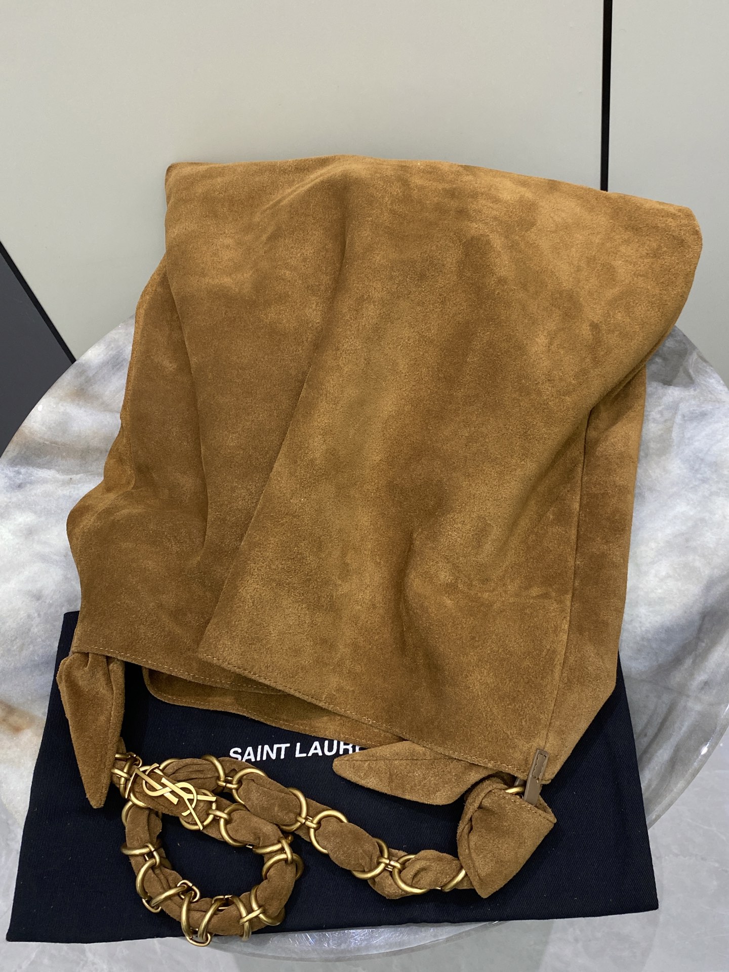 Balenciaga 磨砂棕/金 新款购物袋 焦糖色麂皮包 搭配编织的LE CASSANDRE珠宝链条包裹皮料