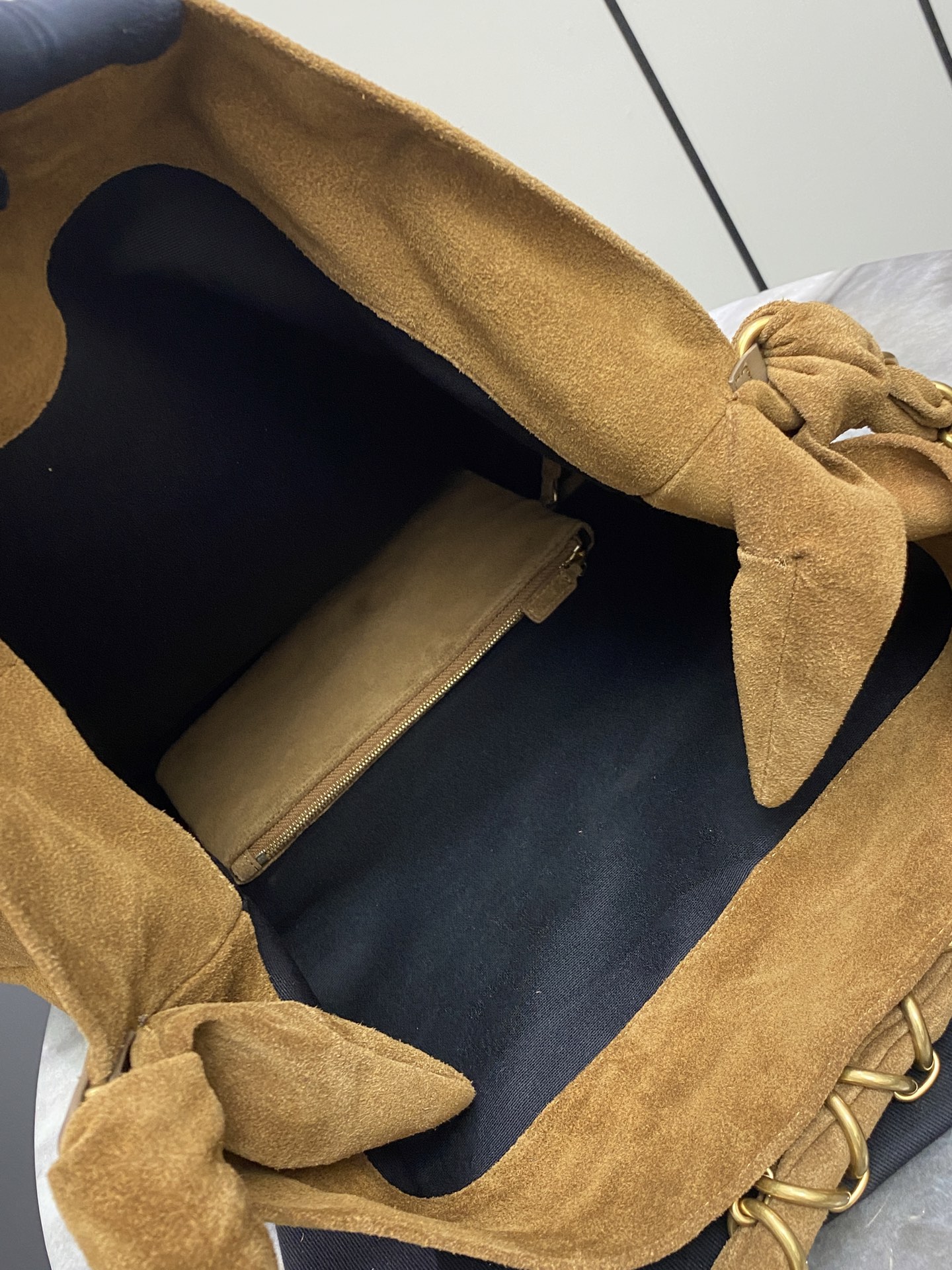Balenciaga 磨砂棕/金 新款购物袋 焦糖色麂皮包 搭配编织的LE CASSANDRE珠宝链条包裹皮料