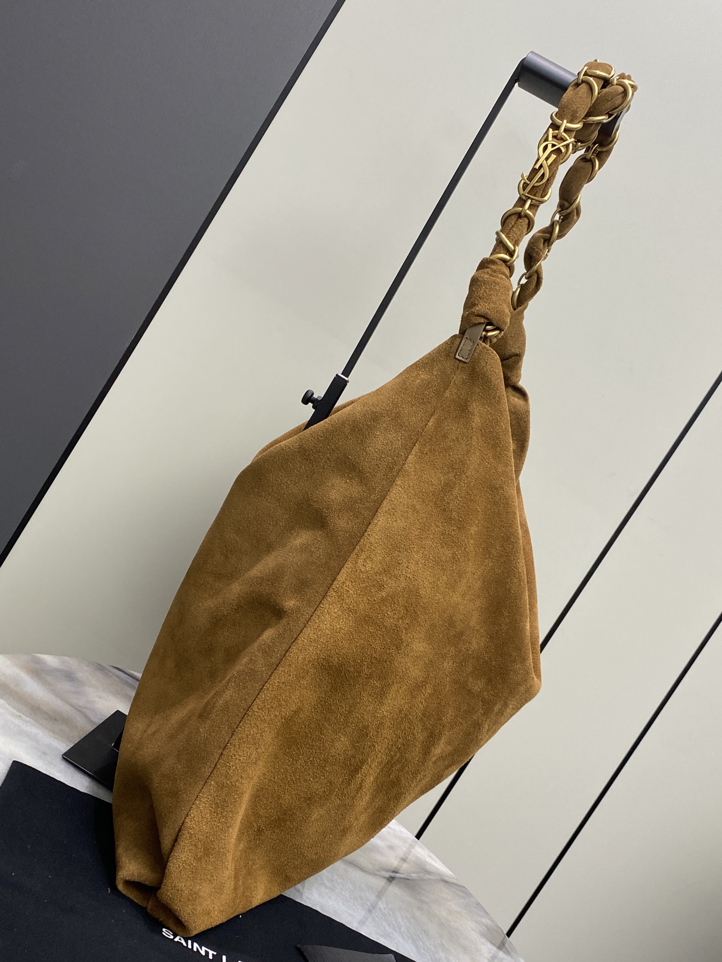 Balenciaga 磨砂棕/金 新款购物袋 焦糖色麂皮包 搭配编织的LE CASSANDRE珠宝链条包裹皮料
