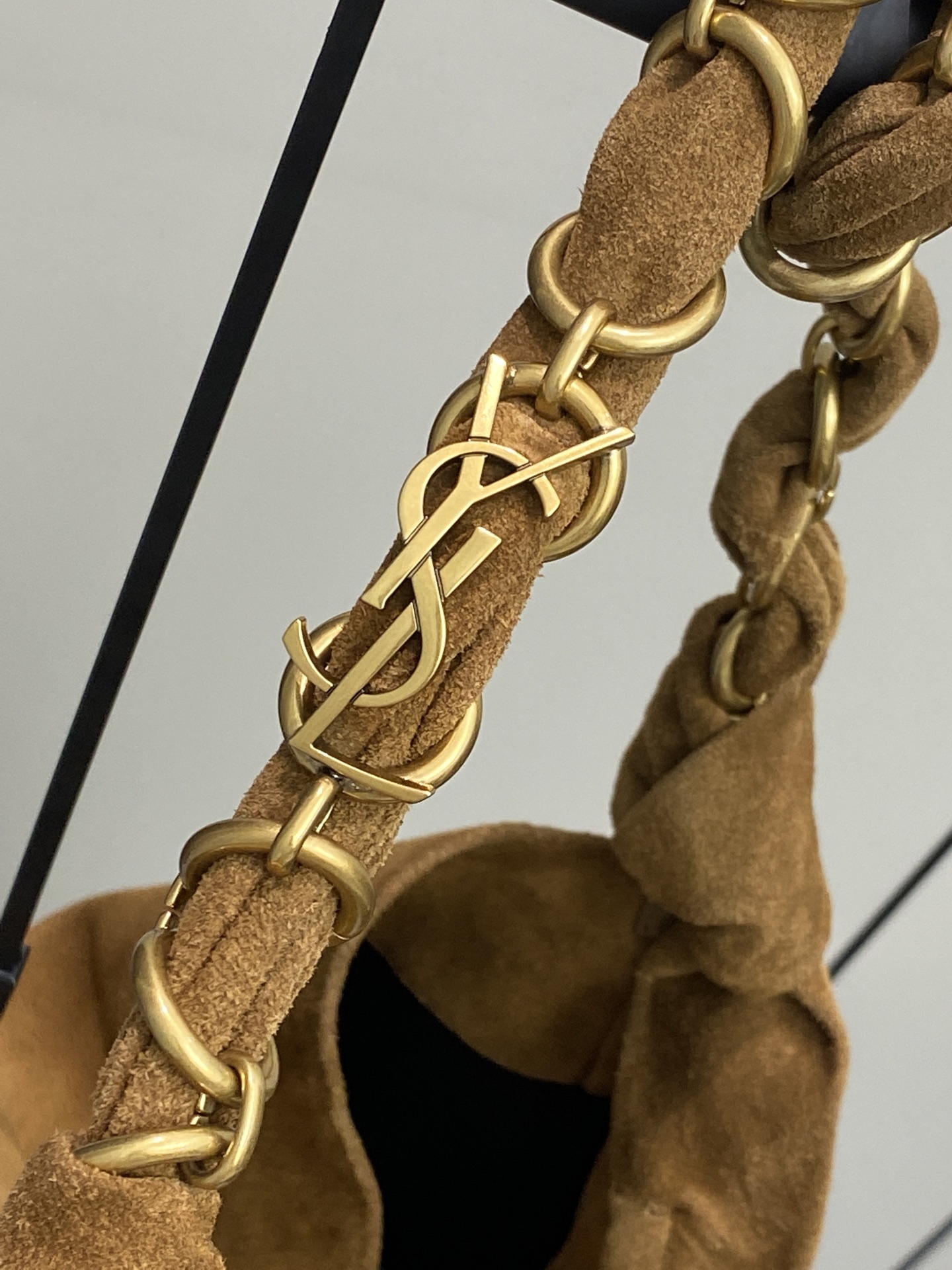 Balenciaga 磨砂棕/金 新款购物袋 焦糖色麂皮包 搭配编织的LE CASSANDRE珠宝链条包裹皮料