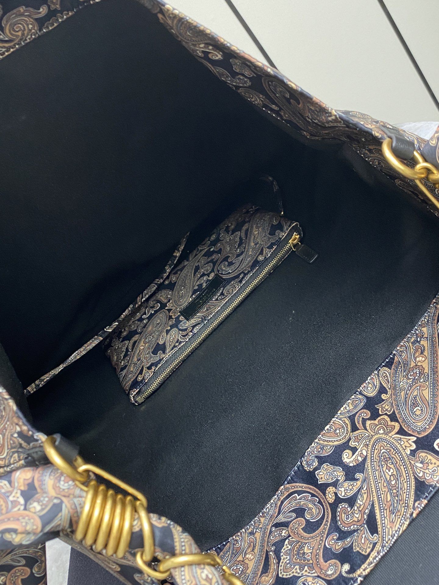 Loewe 天花/金 波西米亚风格 给人法式浪漫的感觉 空间十分充足 搭配编织的LE CASSANDRE珠宝链条