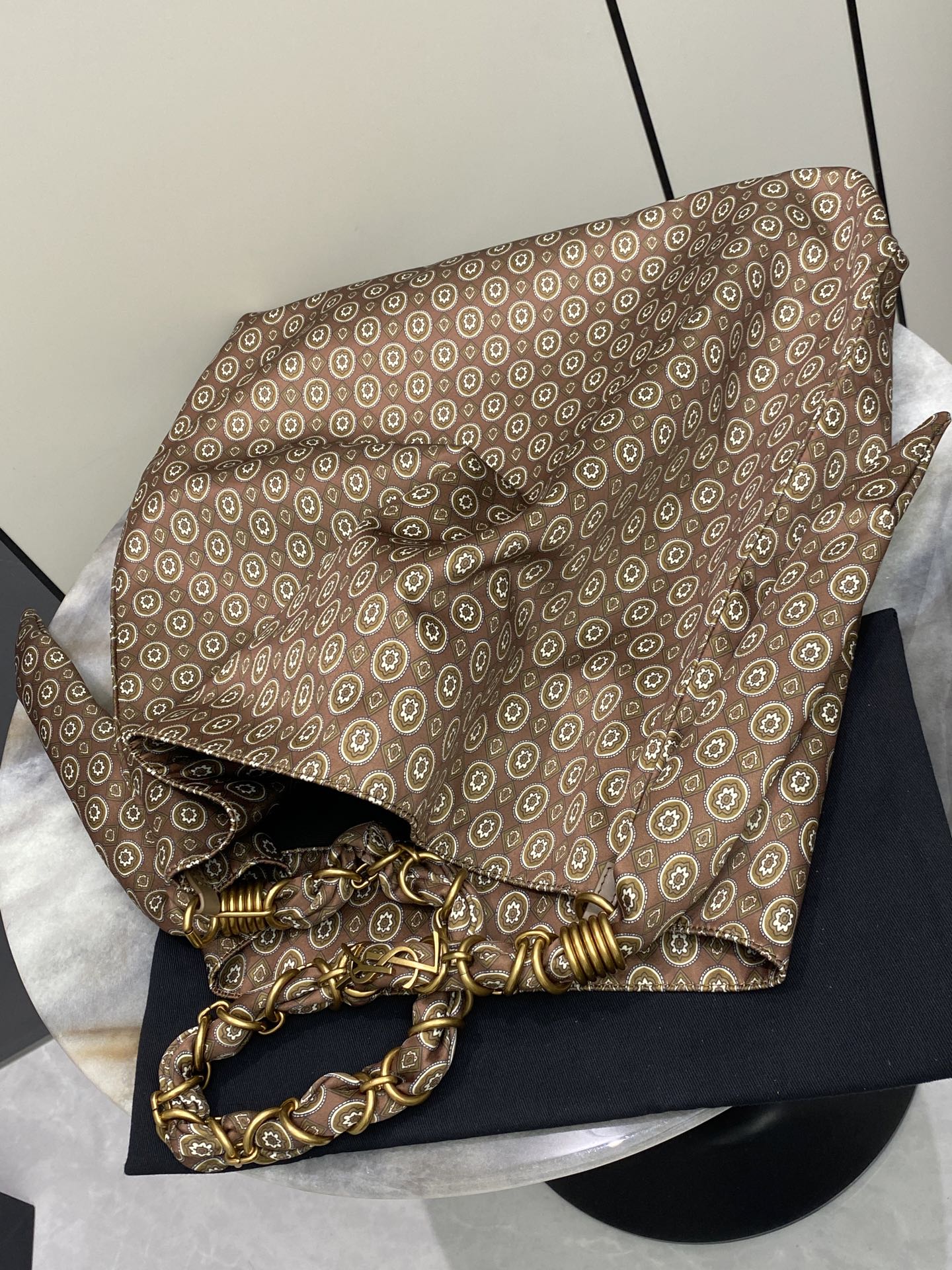 Loewe 奖章提花/金 波西米亚风格 给人法式浪漫的感觉