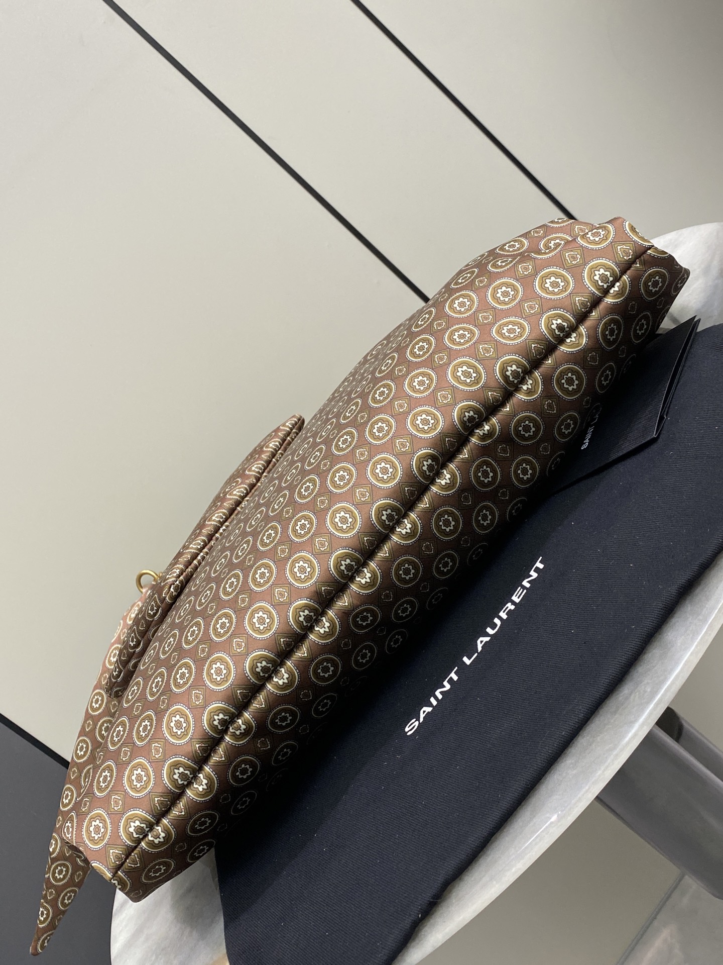 Loewe 奖章提花/金 波西米亚风格 给人法式浪漫的感觉