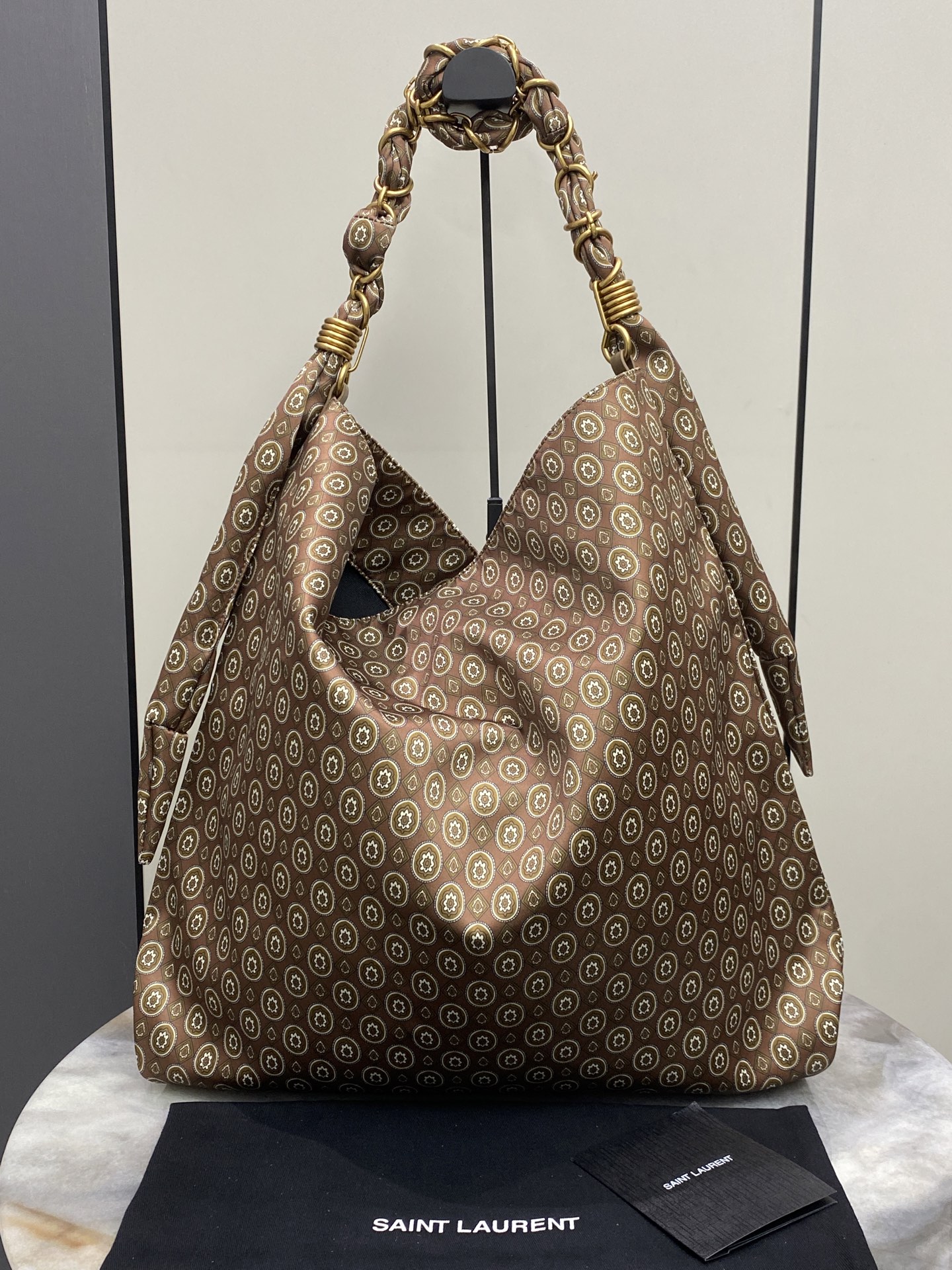 Loewe 奖章提花/金 波西米亚风格 给人法式浪漫的感觉