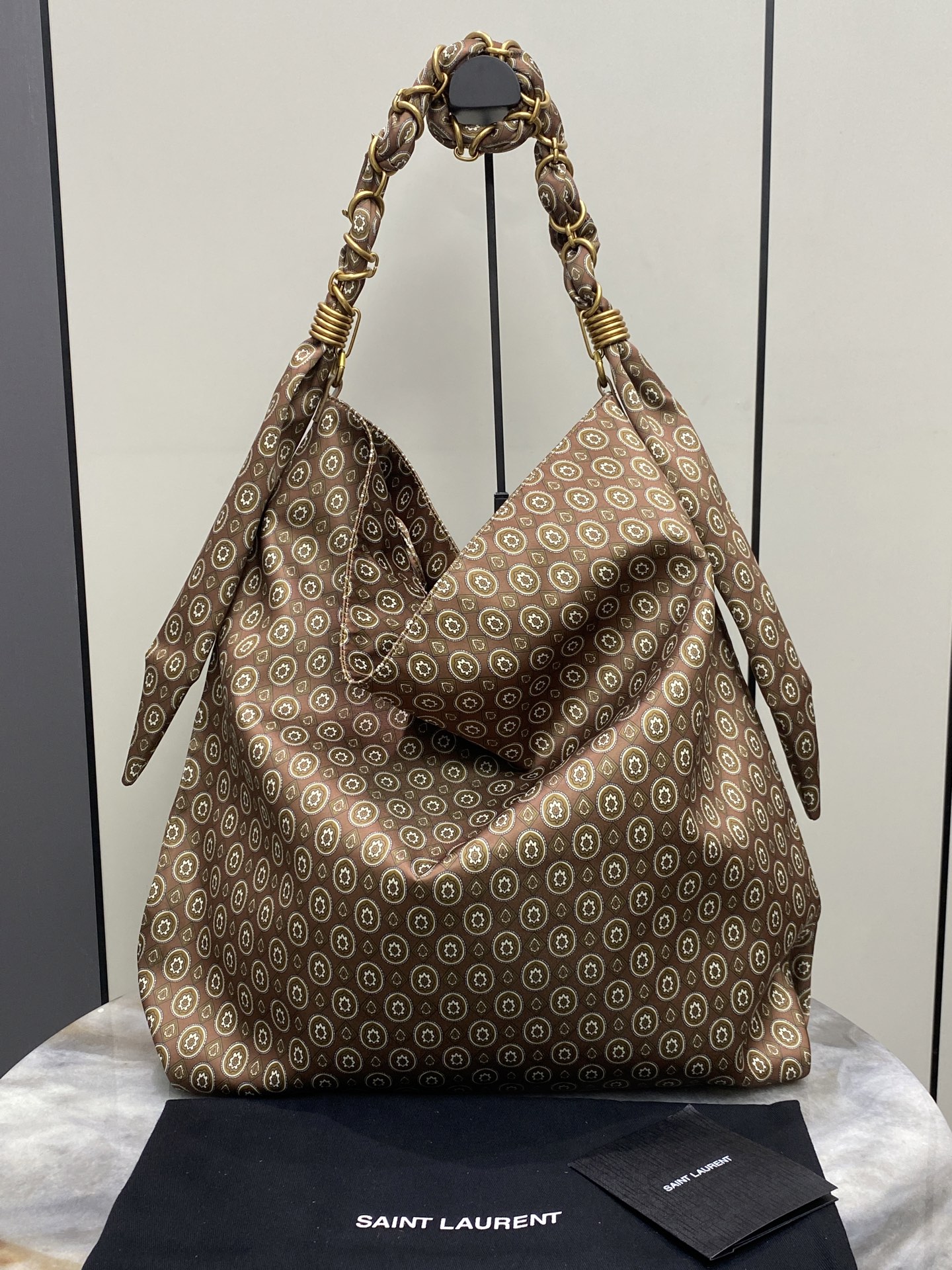 Loewe 奖章提花/金 波西米亚风格 给人法式浪漫的感觉