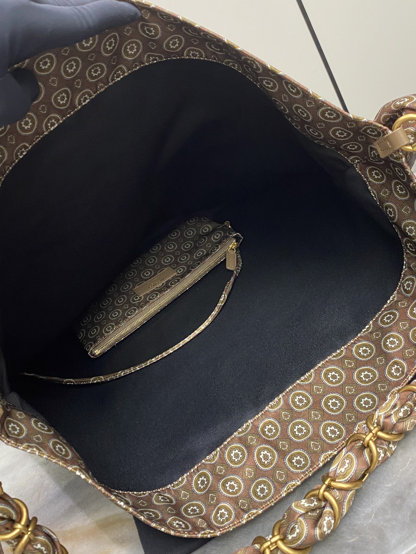 Loewe 奖章提花/金 波西米亚风格 给人法式浪漫的感觉