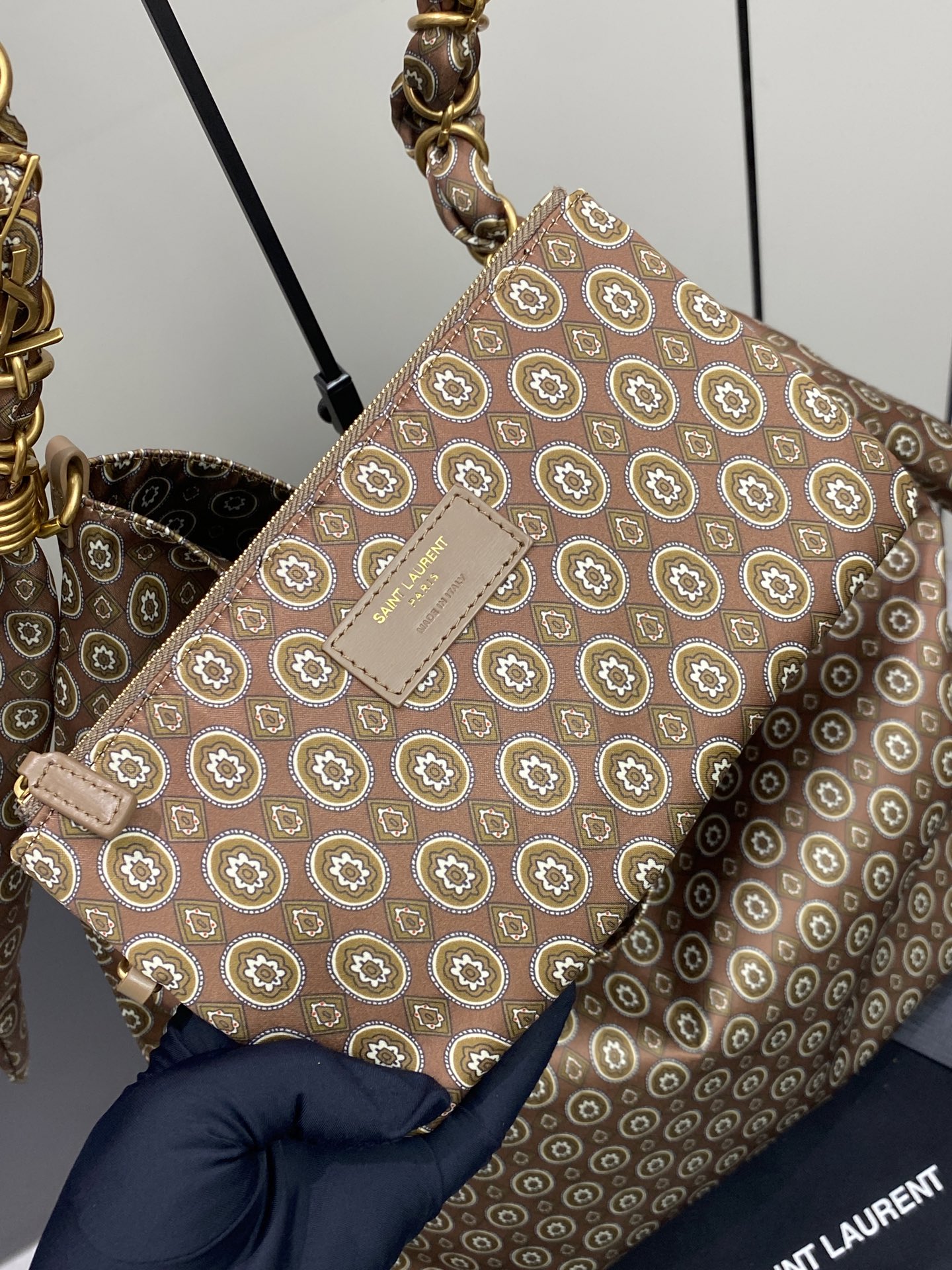 Loewe 奖章提花/金 波西米亚风格 给人法式浪漫的感觉
