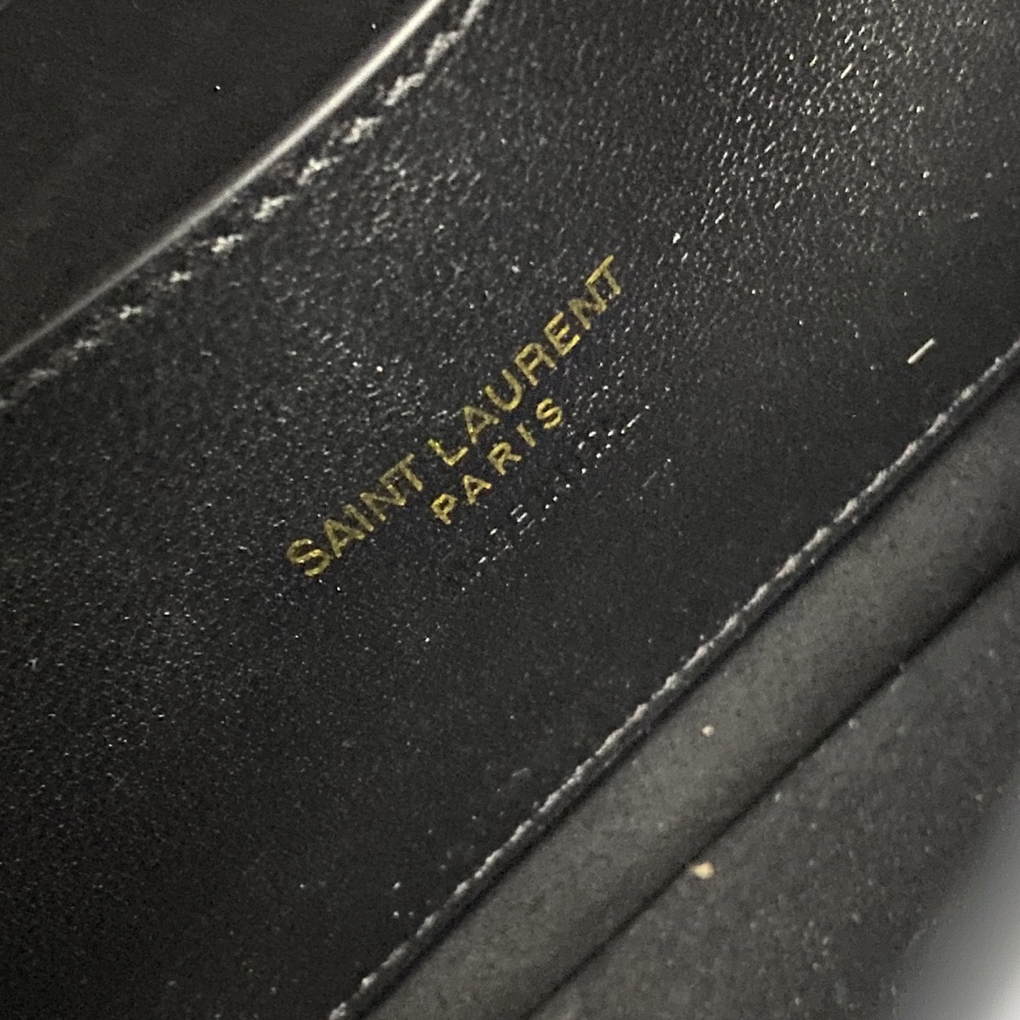 p820。   黑牙签纹/古金
🌈好迷人的飒爽质感，YSL/圣罗兰 女士SOLFERINO中号BOX皮革手袋，牛皮手感及皮面的柔韧全新设计的“L”字母上下对半开扣，彻底颠覆你对包扣的认知，不禁让人发出惊叹！简约高级的风格散发出干练纯粹的美感啦~无论是经典黑色 还是优雅每一款都透露着精致的工艺[氛围感R][氛围感R]随手拎着它们 超容易搭配出迷人的风格呦   经典款腋下包👑
型号：843524【原厂皮】
尺寸：18x13x6.5cm 
