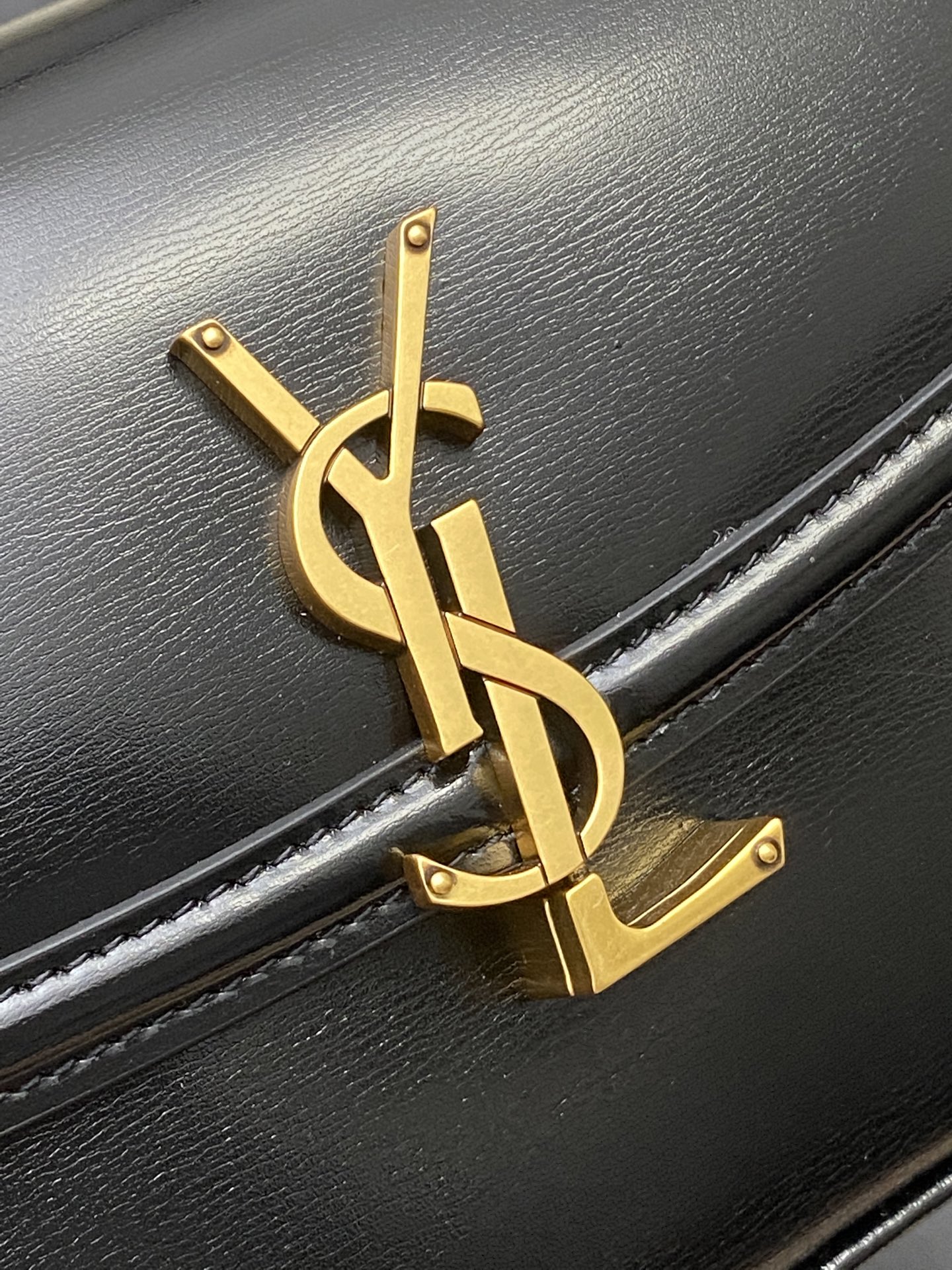 p820。   黑牙签纹/古金
🌈好迷人的飒爽质感，YSL/圣罗兰 女士SOLFERINO中号BOX皮革手袋，牛皮手感及皮面的柔韧全新设计的“L”字母上下对半开扣，彻底颠覆你对包扣的认知，不禁让人发出惊叹！简约高级的风格散发出干练纯粹的美感啦~无论是经典黑色 还是优雅每一款都透露着精致的工艺[氛围感R][氛围感R]随手拎着它们 超容易搭配出迷人的风格呦   经典款腋下包👑
型号：843524【原厂皮】
尺寸：18x13x6.5cm 
