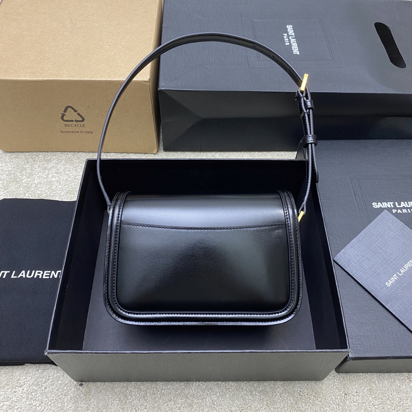 p820。   黑牙签纹/古金
🌈好迷人的飒爽质感，YSL/圣罗兰 女士SOLFERINO中号BOX皮革手袋，牛皮手感及皮面的柔韧全新设计的“L”字母上下对半开扣，彻底颠覆你对包扣的认知，不禁让人发出惊叹！简约高级的风格散发出干练纯粹的美感啦~无论是经典黑色 还是优雅每一款都透露着精致的工艺[氛围感R][氛围感R]随手拎着它们 超容易搭配出迷人的风格呦   经典款腋下包👑
型号：843524【原厂皮】
尺寸：18x13x6.5cm 
