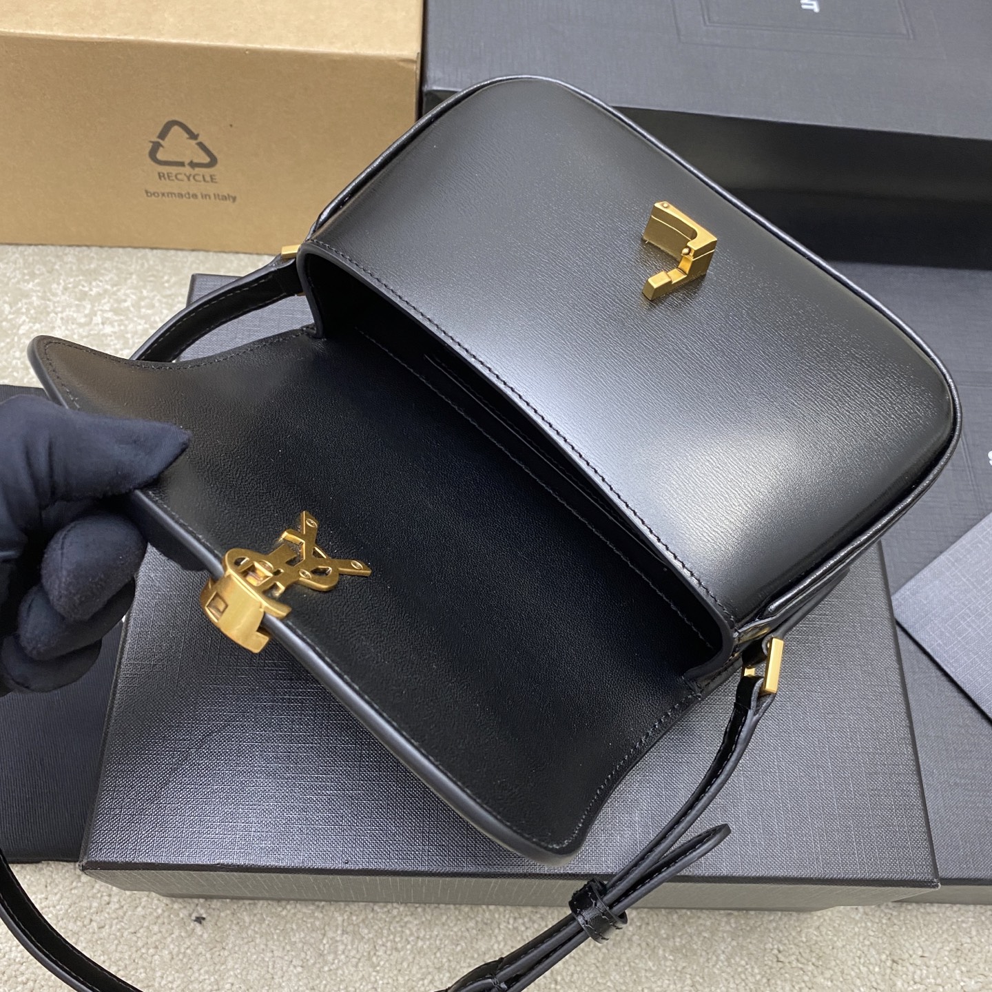 p820。   黑牙签纹/古金
🌈好迷人的飒爽质感，YSL/圣罗兰 女士SOLFERINO中号BOX皮革手袋，牛皮手感及皮面的柔韧全新设计的“L”字母上下对半开扣，彻底颠覆你对包扣的认知，不禁让人发出惊叹！简约高级的风格散发出干练纯粹的美感啦~无论是经典黑色 还是优雅每一款都透露着精致的工艺[氛围感R][氛围感R]随手拎着它们 超容易搭配出迷人的风格呦   经典款腋下包👑
型号：843524【原厂皮】
尺寸：18x13x6.5cm 
