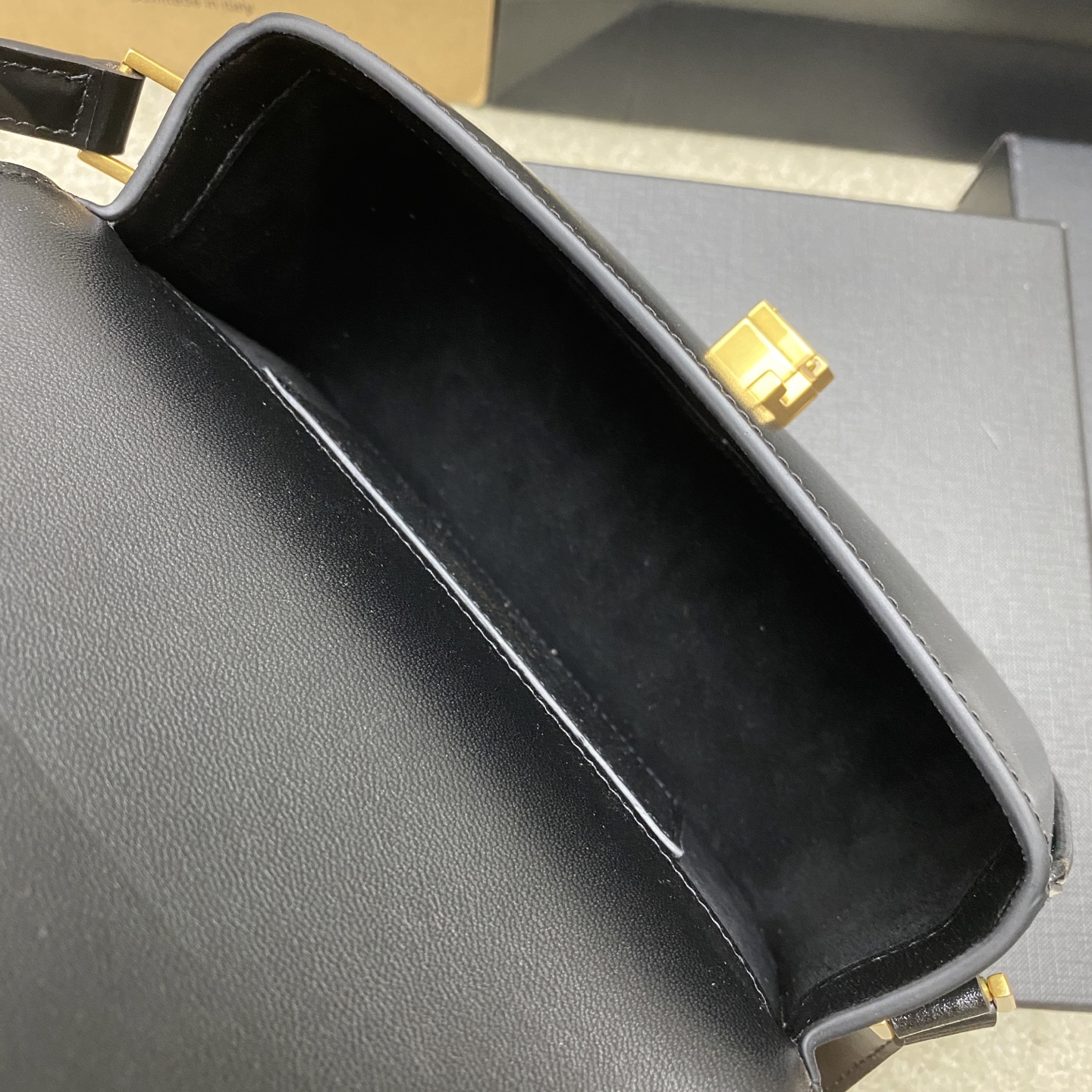 p820。   黑牙签纹/古金
🌈好迷人的飒爽质感，YSL/圣罗兰 女士SOLFERINO中号BOX皮革手袋，牛皮手感及皮面的柔韧全新设计的“L”字母上下对半开扣，彻底颠覆你对包扣的认知，不禁让人发出惊叹！简约高级的风格散发出干练纯粹的美感啦~无论是经典黑色 还是优雅每一款都透露着精致的工艺[氛围感R][氛围感R]随手拎着它们 超容易搭配出迷人的风格呦   经典款腋下包👑
型号：843524【原厂皮】
尺寸：18x13x6.5cm 
