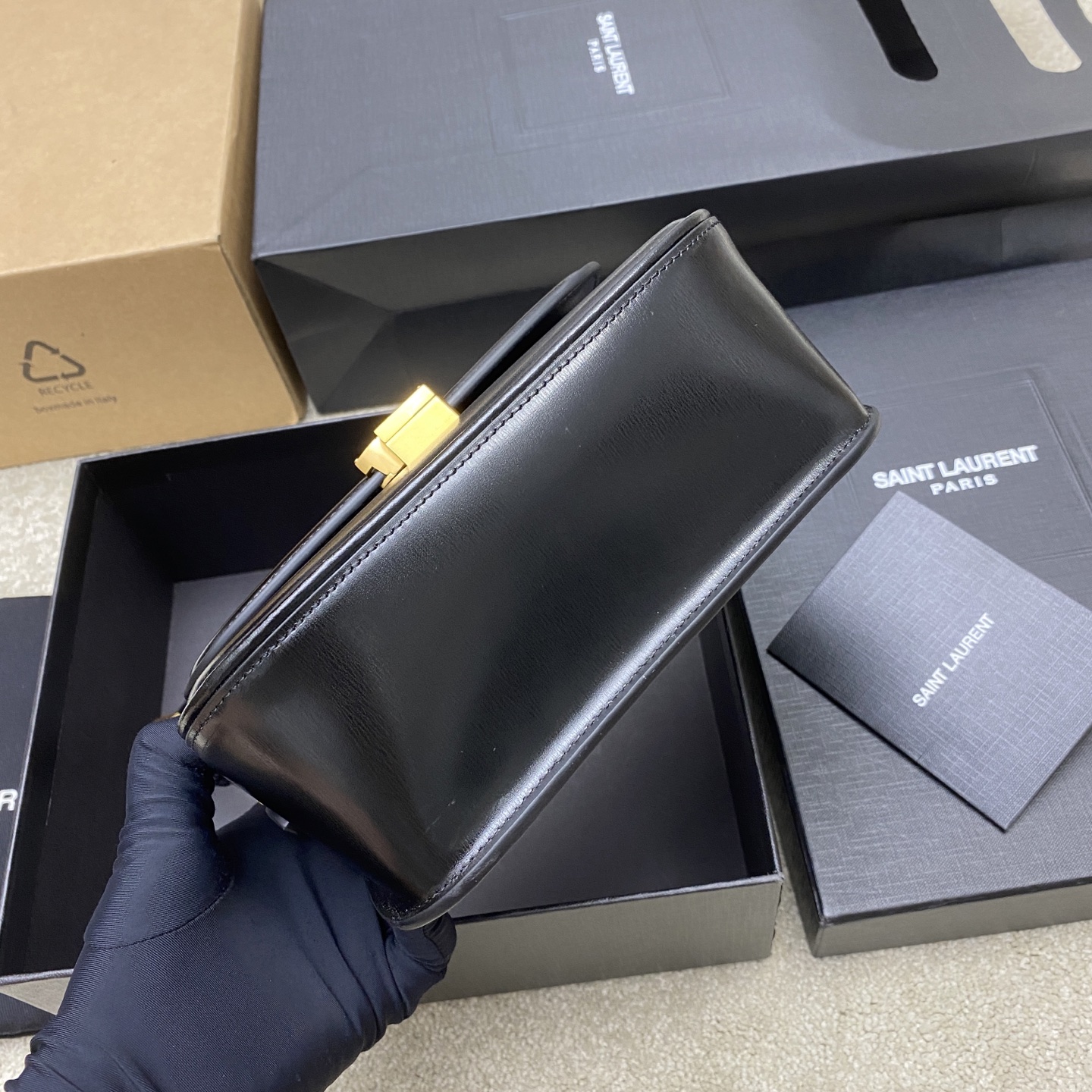 p820。   黑牙签纹/古金
🌈好迷人的飒爽质感，YSL/圣罗兰 女士SOLFERINO中号BOX皮革手袋，牛皮手感及皮面的柔韧全新设计的“L”字母上下对半开扣，彻底颠覆你对包扣的认知，不禁让人发出惊叹！简约高级的风格散发出干练纯粹的美感啦~无论是经典黑色 还是优雅每一款都透露着精致的工艺[氛围感R][氛围感R]随手拎着它们 超容易搭配出迷人的风格呦   经典款腋下包👑
型号：843524【原厂皮】
尺寸：18x13x6.5cm 
