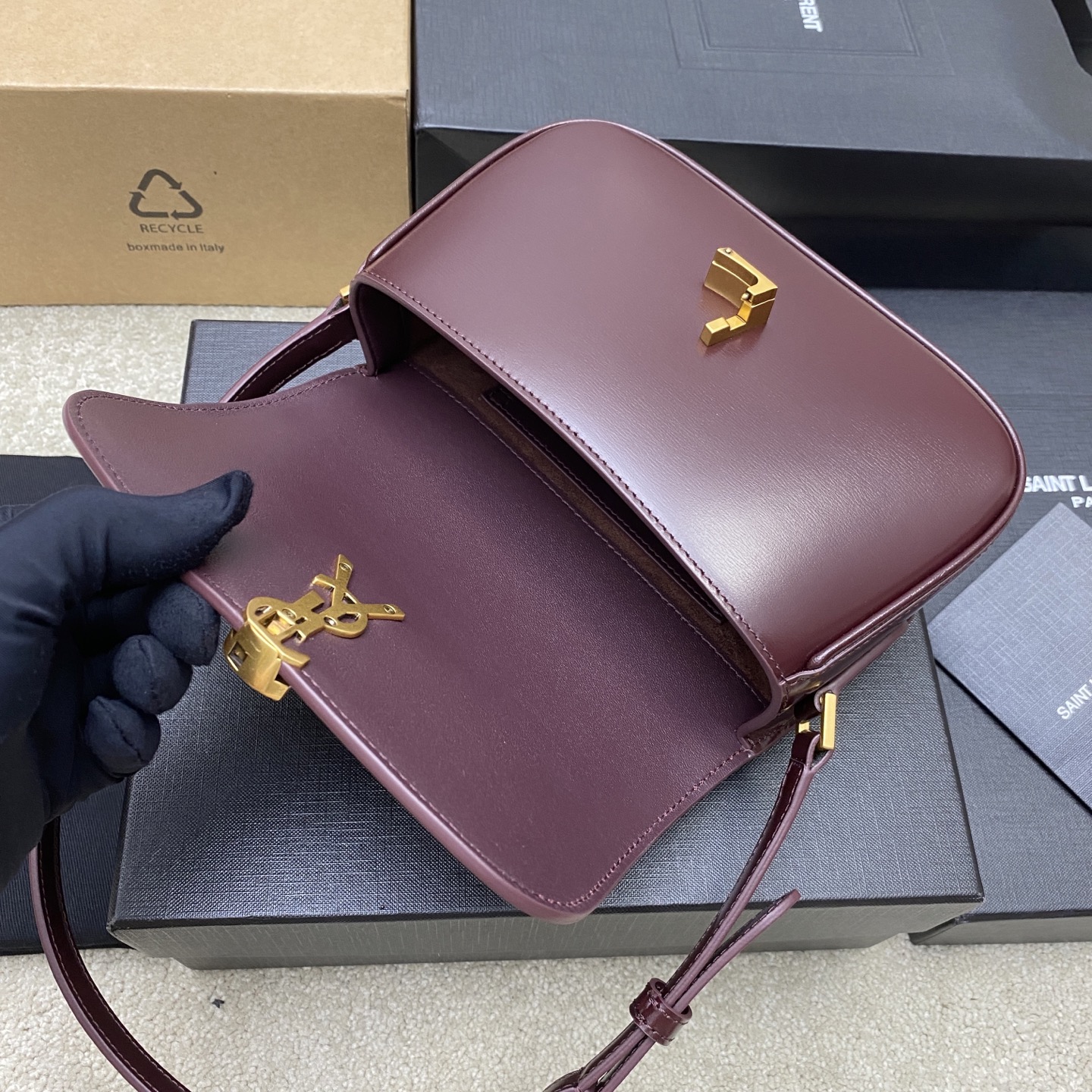 p820。   枣红牙签纹/古金
🌈好迷人的飒爽质感，YSL/圣罗兰 女士SOLFERINO中号BOX皮革手袋，牛皮手感及皮面的柔韧全新设计的“L”字母上下对半开扣，彻底颠覆你对包扣的认知，不禁让人发出惊叹！简约高级的风格散发出干练纯粹的美感啦~无论是经典黑色 还是优雅每一款都透露着精致的工艺[氛围感R][氛围感R]随手拎着它们 超容易搭配出迷人的风格呦   经典款腋下包👑
型号：843524【原厂皮】
尺寸：18x13x6.5cm 
