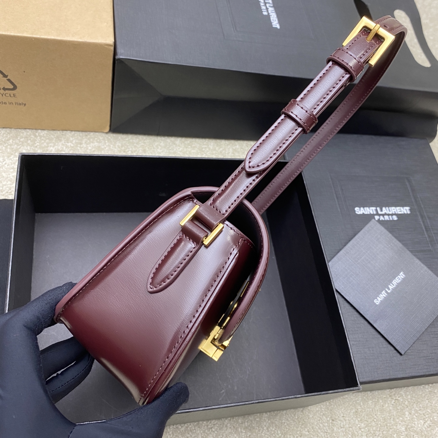 p820。   枣红牙签纹/古金
🌈好迷人的飒爽质感，YSL/圣罗兰 女士SOLFERINO中号BOX皮革手袋，牛皮手感及皮面的柔韧全新设计的“L”字母上下对半开扣，彻底颠覆你对包扣的认知，不禁让人发出惊叹！简约高级的风格散发出干练纯粹的美感啦~无论是经典黑色 还是优雅每一款都透露着精致的工艺[氛围感R][氛围感R]随手拎着它们 超容易搭配出迷人的风格呦   经典款腋下包👑
型号：843524【原厂皮】
尺寸：18x13x6.5cm 
