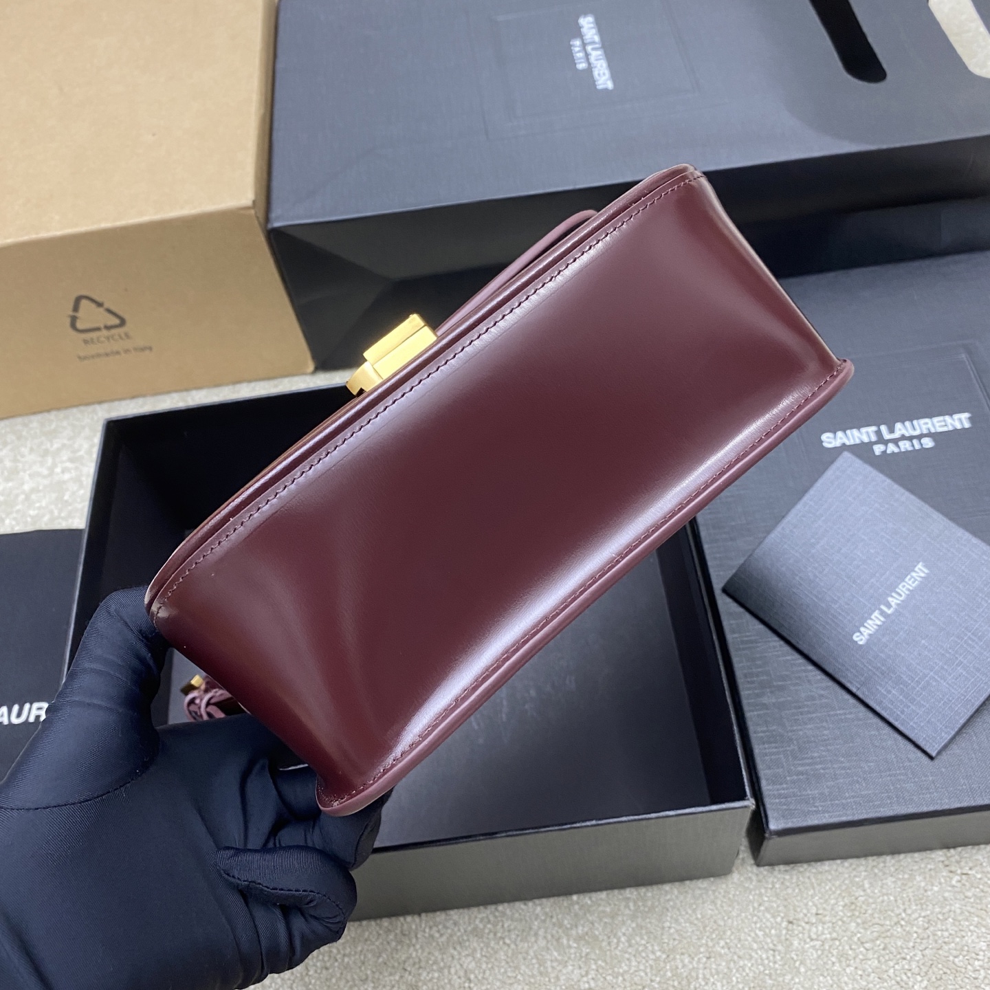 p820。   枣红牙签纹/古金
🌈好迷人的飒爽质感，YSL/圣罗兰 女士SOLFERINO中号BOX皮革手袋，牛皮手感及皮面的柔韧全新设计的“L”字母上下对半开扣，彻底颠覆你对包扣的认知，不禁让人发出惊叹！简约高级的风格散发出干练纯粹的美感啦~无论是经典黑色 还是优雅每一款都透露着精致的工艺[氛围感R][氛围感R]随手拎着它们 超容易搭配出迷人的风格呦   经典款腋下包👑
型号：843524【原厂皮】
尺寸：18x13x6.5cm 
