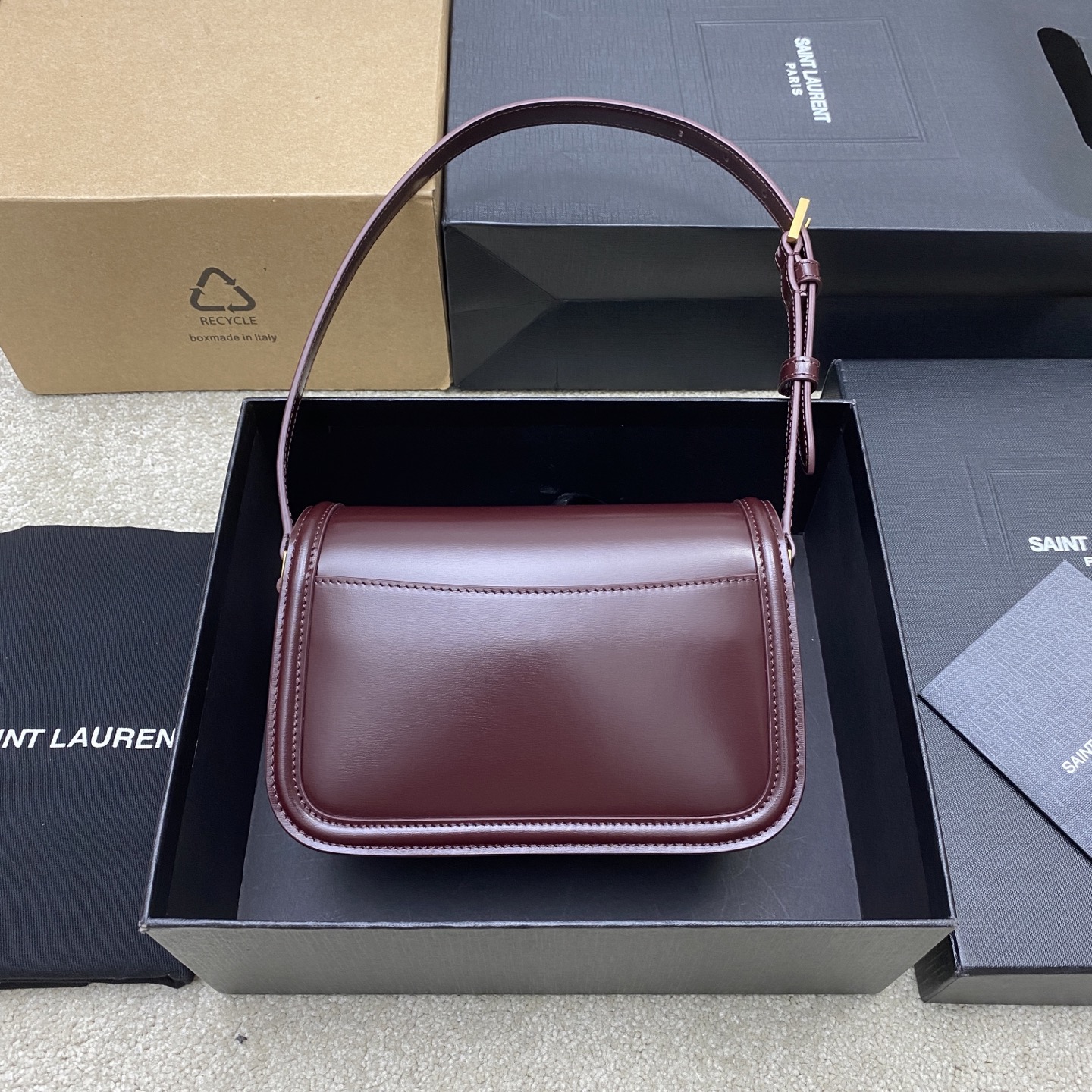 p820。   枣红牙签纹/古金
🌈好迷人的飒爽质感，YSL/圣罗兰 女士SOLFERINO中号BOX皮革手袋，牛皮手感及皮面的柔韧全新设计的“L”字母上下对半开扣，彻底颠覆你对包扣的认知，不禁让人发出惊叹！简约高级的风格散发出干练纯粹的美感啦~无论是经典黑色 还是优雅每一款都透露着精致的工艺[氛围感R][氛围感R]随手拎着它们 超容易搭配出迷人的风格呦   经典款腋下包👑
型号：843524【原厂皮】
尺寸：18x13x6.5cm 
