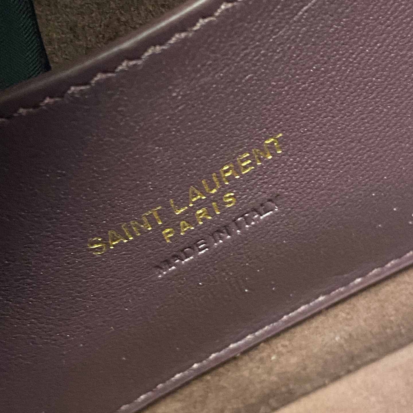 p820。   枣红牙签纹/古金
🌈好迷人的飒爽质感，YSL/圣罗兰 女士SOLFERINO中号BOX皮革手袋，牛皮手感及皮面的柔韧全新设计的“L”字母上下对半开扣，彻底颠覆你对包扣的认知，不禁让人发出惊叹！简约高级的风格散发出干练纯粹的美感啦~无论是经典黑色 还是优雅每一款都透露着精致的工艺[氛围感R][氛围感R]随手拎着它们 超容易搭配出迷人的风格呦   经典款腋下包👑
型号：843524【原厂皮】
尺寸：18x13x6.5cm 
