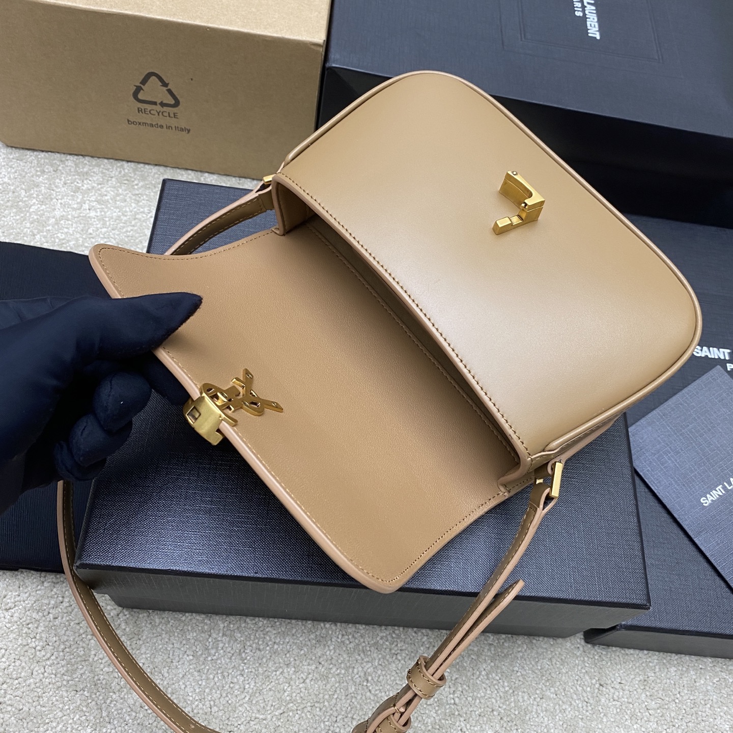 p820。   杏牙签纹/古金
🌈好迷人的飒爽质感，YSL/圣罗兰 女士SOLFERINO中号BOX皮革手袋，牛皮手感及皮面的柔韧全新设计的“L”字母上下对半开扣，彻底颠覆你对包扣的认知，不禁让人发出惊叹！简约高级的风格散发出干练纯粹的美感啦~无论是经典黑色 还是优雅每一款都透露着精致的工艺[氛围感R][氛围感R]随手拎着它们 超容易搭配出迷人的风格呦   经典款腋下包👑
型号：843524【原厂皮】
尺寸：18x13x6.5cm 
